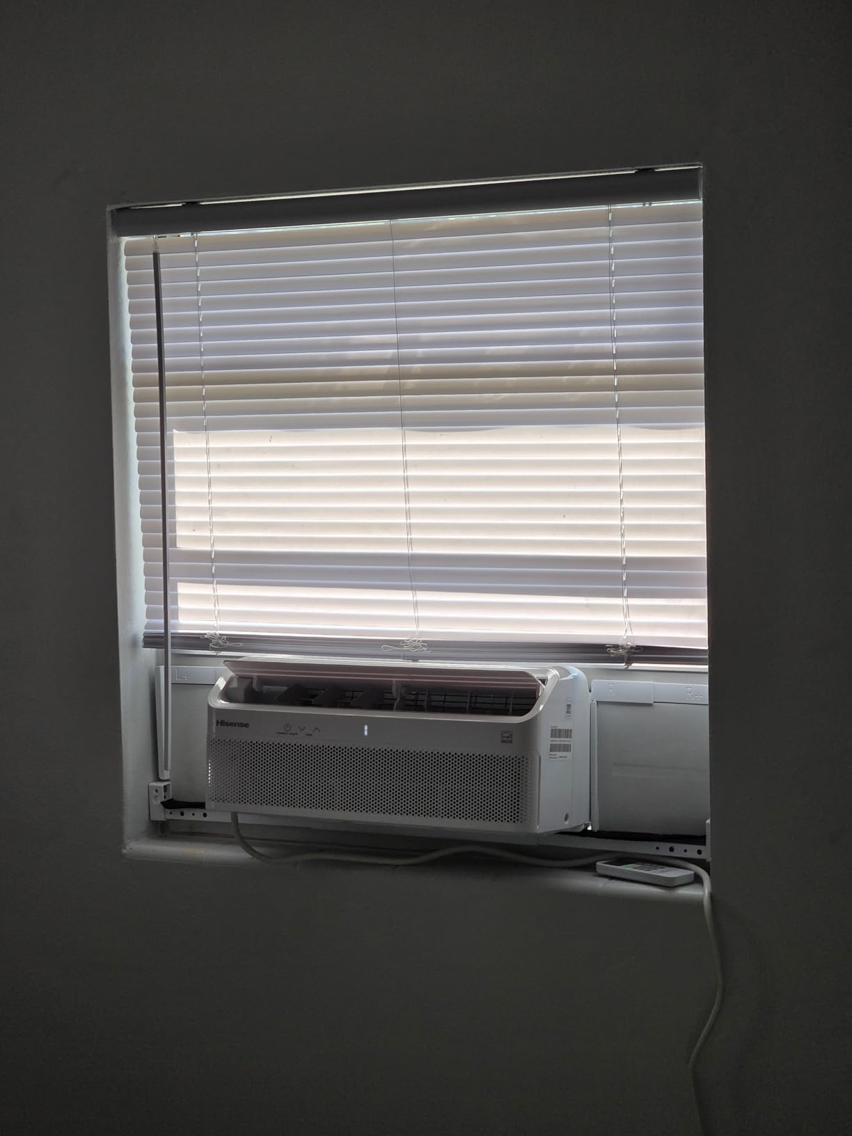 Hisense 8,000 BTU Smart Inverter Window Air Conditioner Easy Install Bracket, Up to 350 Sq Ft, Ultra-Slim Profile, 3 Speed, 700W, 4‑Way Air Direction HLAW0825TW (Renewed) - Customer Photo 2