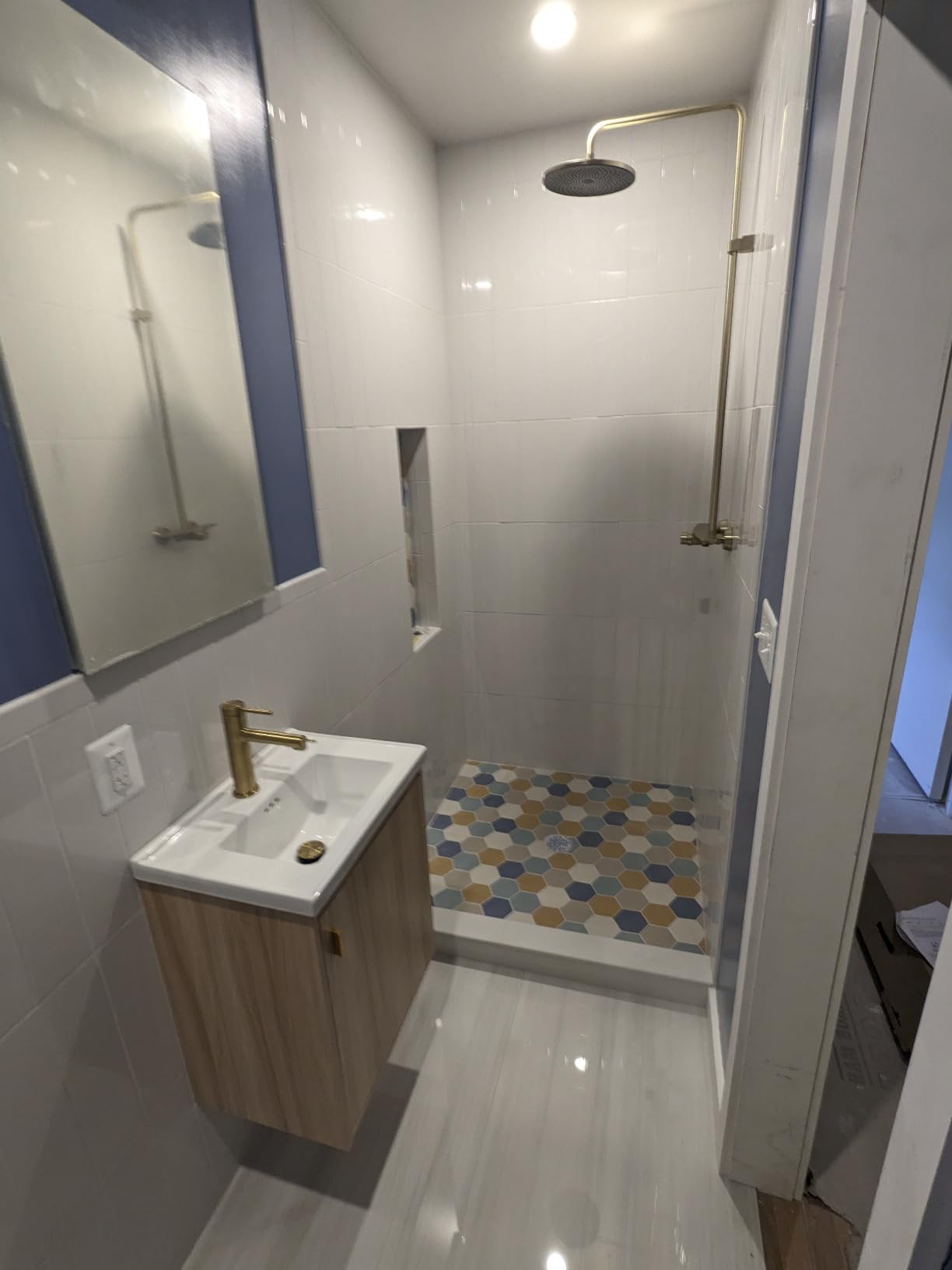 20'' Bathroom Vanity with Ceramic Sink Combo, Wall Mounted Small Bathroom Vanity with Soft-Close Door Modern Floating Cabinet, Pop-up Drain, P-Trap Included, White(No Faucet) Customer Review 20'' Bathroom Vanity with Ceramic Sink Combo, Wall Mounted Small Bathroom Vanity with Soft-Close Door Modern Floating Cabinet, Pop-up Drain, P-Trap Included, White(No Faucet) - Customer Photo 1