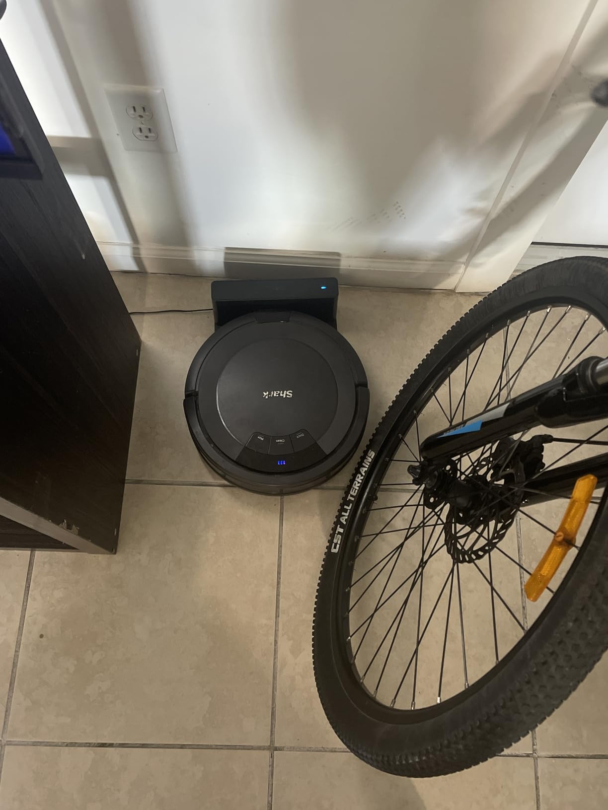 Shark Matrix Plus 2in1 Robot Vacuum & Mop with Sonic Mopping, Matrix Clean, Home Mapping, HEPA Bagless Self Empty Base, CleanEdge, for Pet Hair, WiFi, Compatible with Alexa, Black/Gold (AV2613WA) - Customer Photo 2