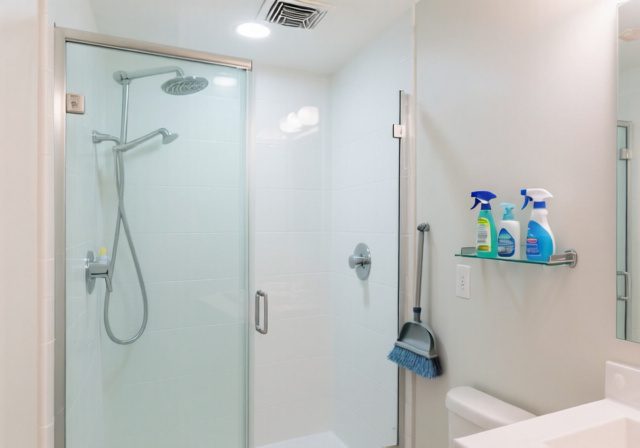 How to Use Shower Cleaner to Prevent Mold and Mildew [cy]: Complete Guide - RosenberryRooms