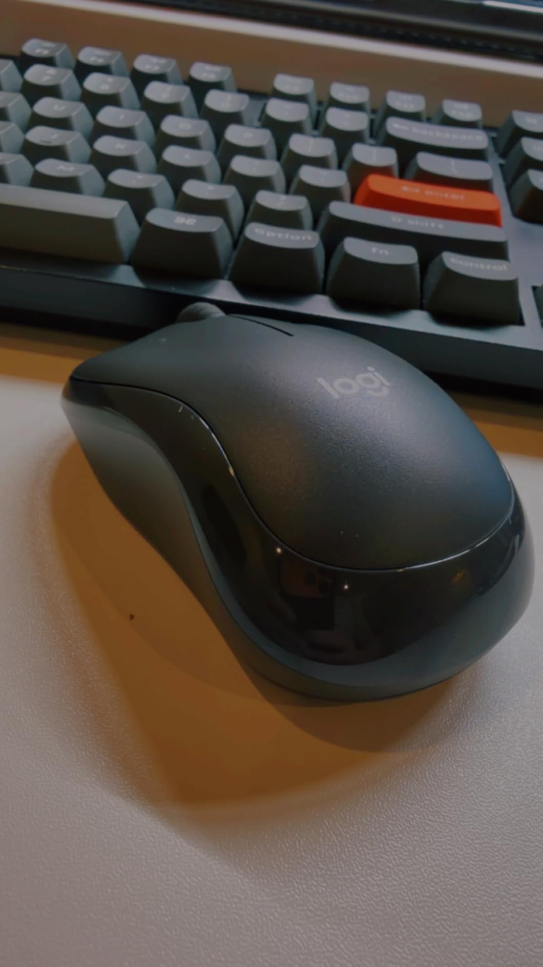 M185 Wireless Mouse, 2.4GHz with USB Mini Receiver, 12-Month Battery Life, 1000 DPI Optical Tracking, Ambidextrous PC/Mac/Laptop - Swift Grey customer photo 1