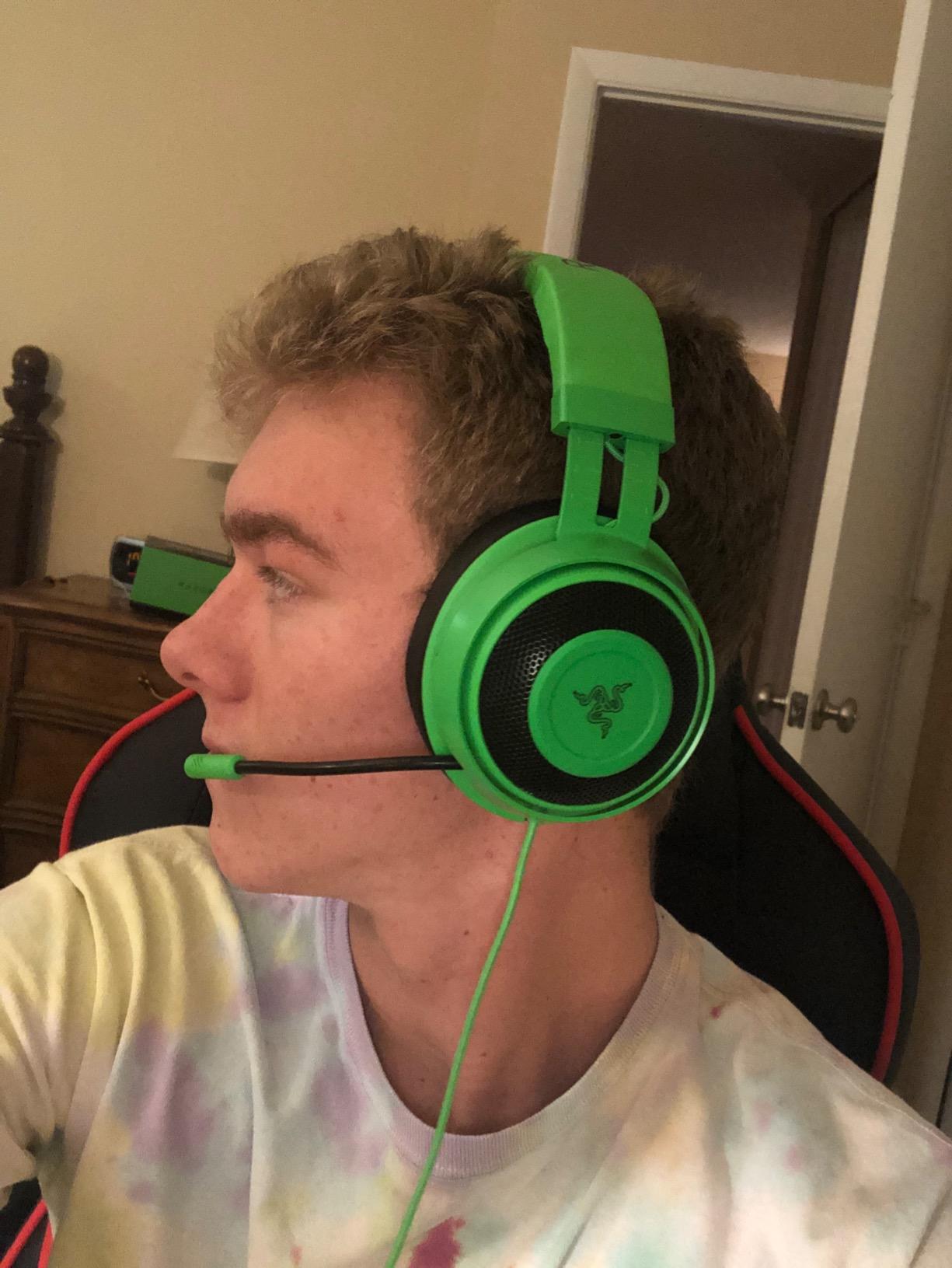 Razer Kraken Gaming Headset: Lightweight Aluminum Frame - Retractable Noise Isolating Microphone - for PC, PS4, PS5, Switch, Xbox One, Xbox Series X & S, Mobile - 3.5 mm Headphone Jack - Black/Blue customer photo 1