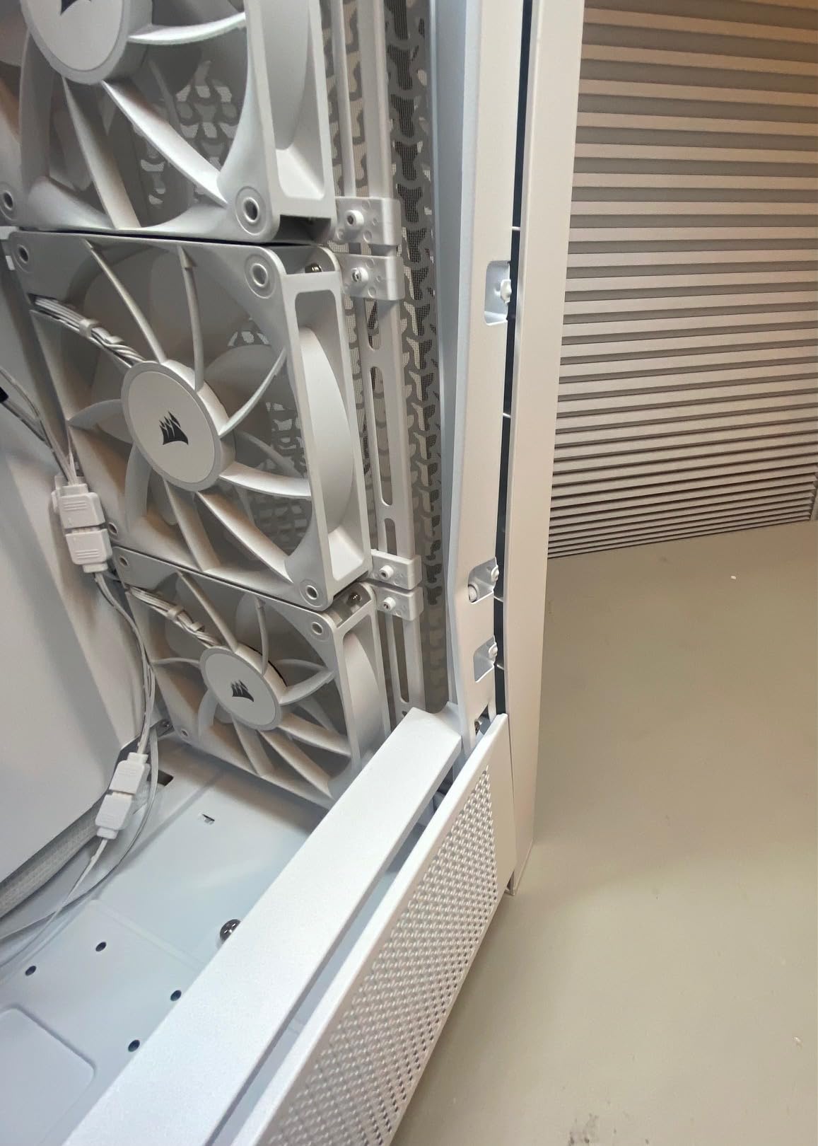 CORSAIR 4000D RS ARGB Frame Modular Mid-Tower ATX PC Case, High Airflow, 3X Pre-Installed RS Fans, InfiniRail Mounting System, ASUS BTF, MSI Zero, Gigabyte Stealth, Black customer photo 1