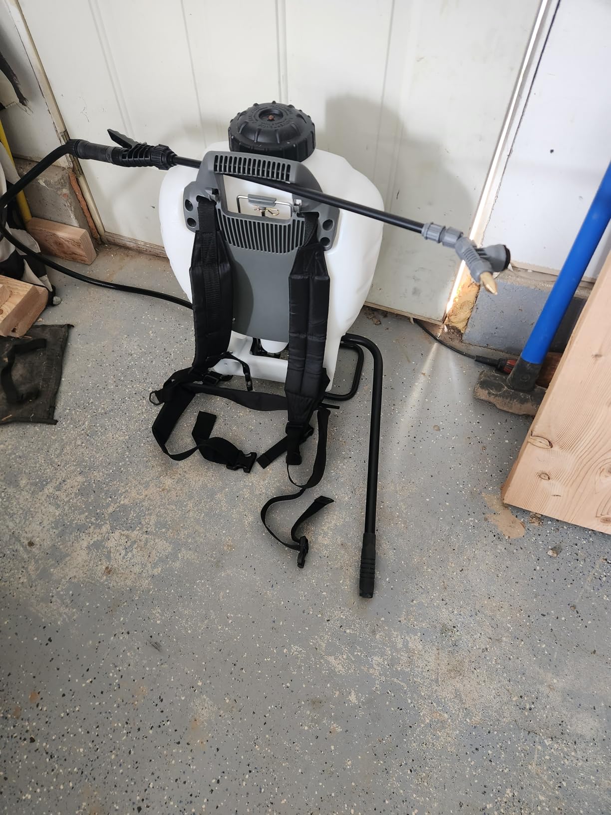 FIELD KING 190328 Backpack Sprayer, 4 Gallon, with Internal No Leak Pump Design Delivers 150 PSI customer photo 1