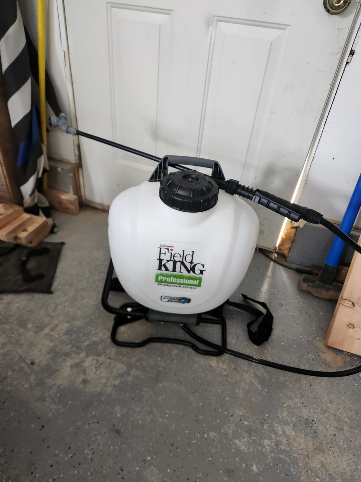 FIELD KING 190328 Backpack Sprayer, 4 Gallon, with Internal No Leak Pump Design Delivers 150 PSI customer photo 2