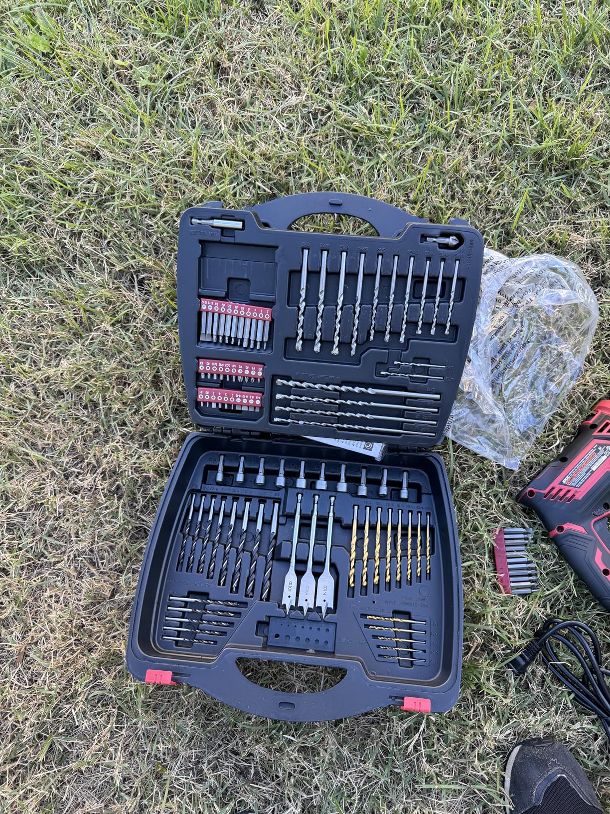 Skil 7.5 Amp 1/2-in Corded Hammer Drill with 100pcs Drill Bit Set With Variable Speed- HD182002 Customer Review Skil 7.5 Amp 1/2-in Corded Hammer Drill with 100pcs Drill Bit Set With Variable Speed- HD182002 - Customer Photo 1