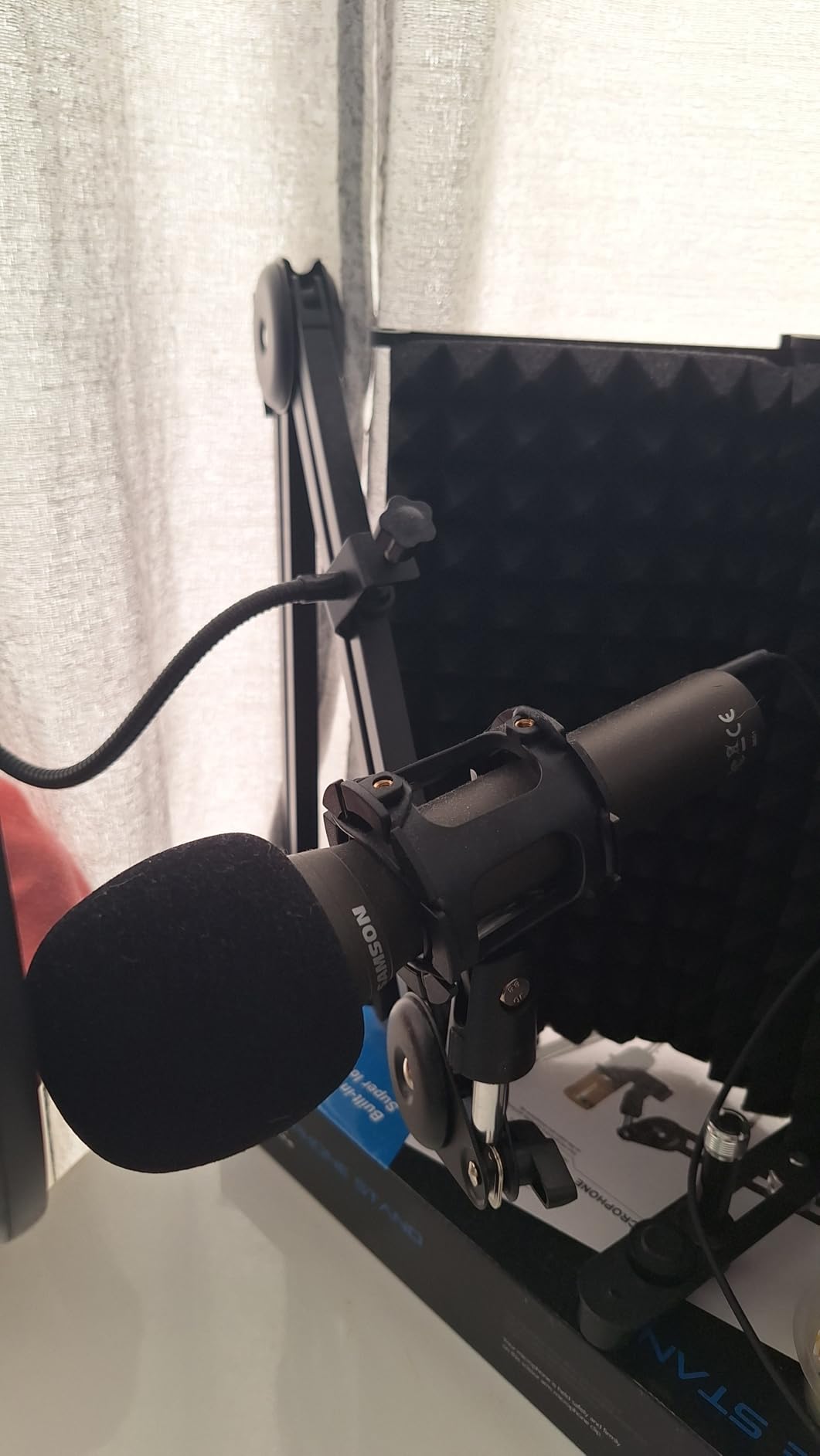 SAMSON Technologies Q2U USB/XLR Dynamic Microphone Recording and Podcasting Pack (Includes Mic Clip, Desktop Stand, Windscreen and Cables), Silver customer photo 2