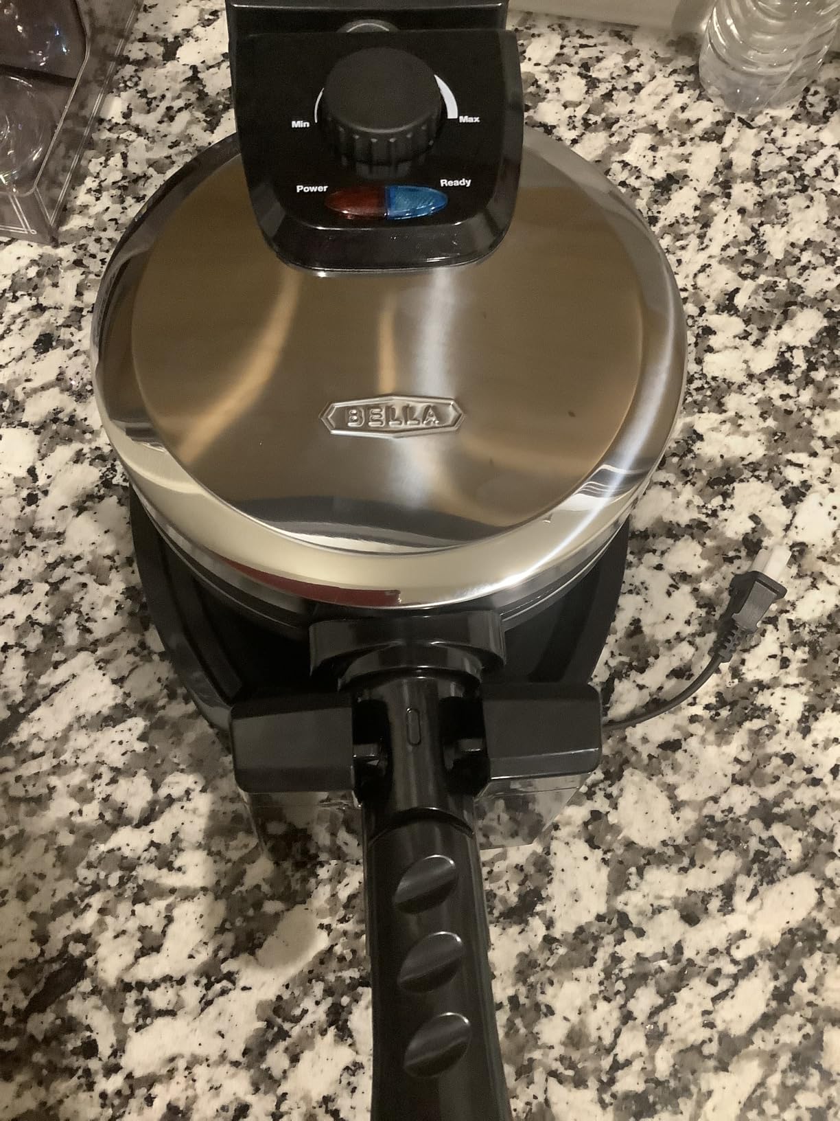 bella Classic Rotating Belgian Waffle Maker with Nonstick Plates, Removable Drip Tray, Adjustable Browning Control and Cool Touch Handles, Black customer photo 2