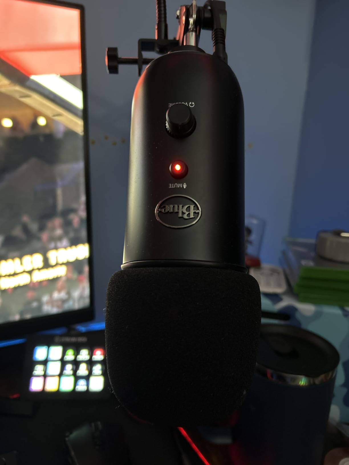 Logitech Creators Blue Yeti USB Microphone for Gaming, Streaming, Podcast, YouTube, Discord, PC, Studio Sound, Plug & Play-Blackout Customer Review Logitech Creators Blue Yeti USB Microphone for Gaming, Streaming, Podcast, YouTube, Discord, PC, Studio Sound, Plug & Play-Blackout - Customer Photo 1