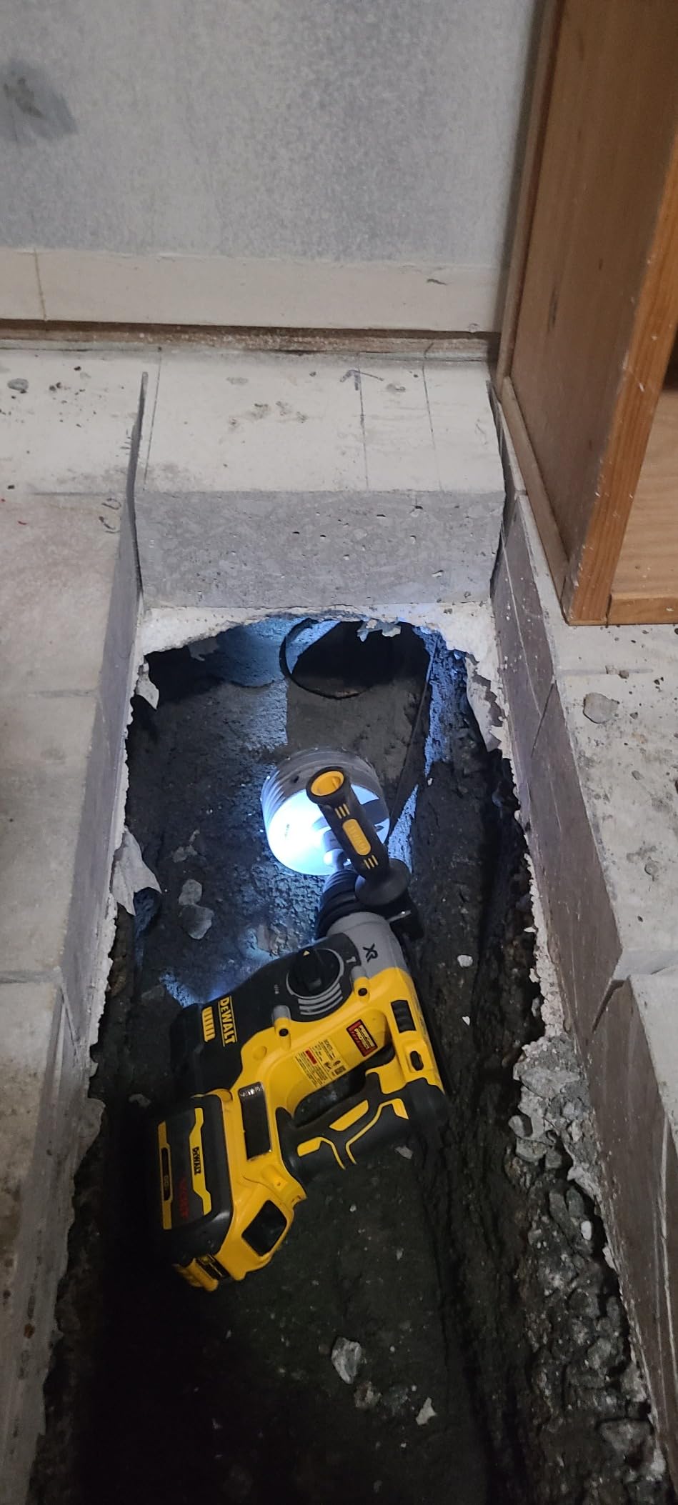 DEWALT 20V MAX SDS Rotary Hammer Drill, Cordless, 3 Application Modes, Bare Tool Only (DCH273B) Customer Review DEWALT 20V MAX SDS Rotary Hammer Drill, Cordless, 3 Application Modes, Bare Tool Only (DCH273B) - Customer Photo 1