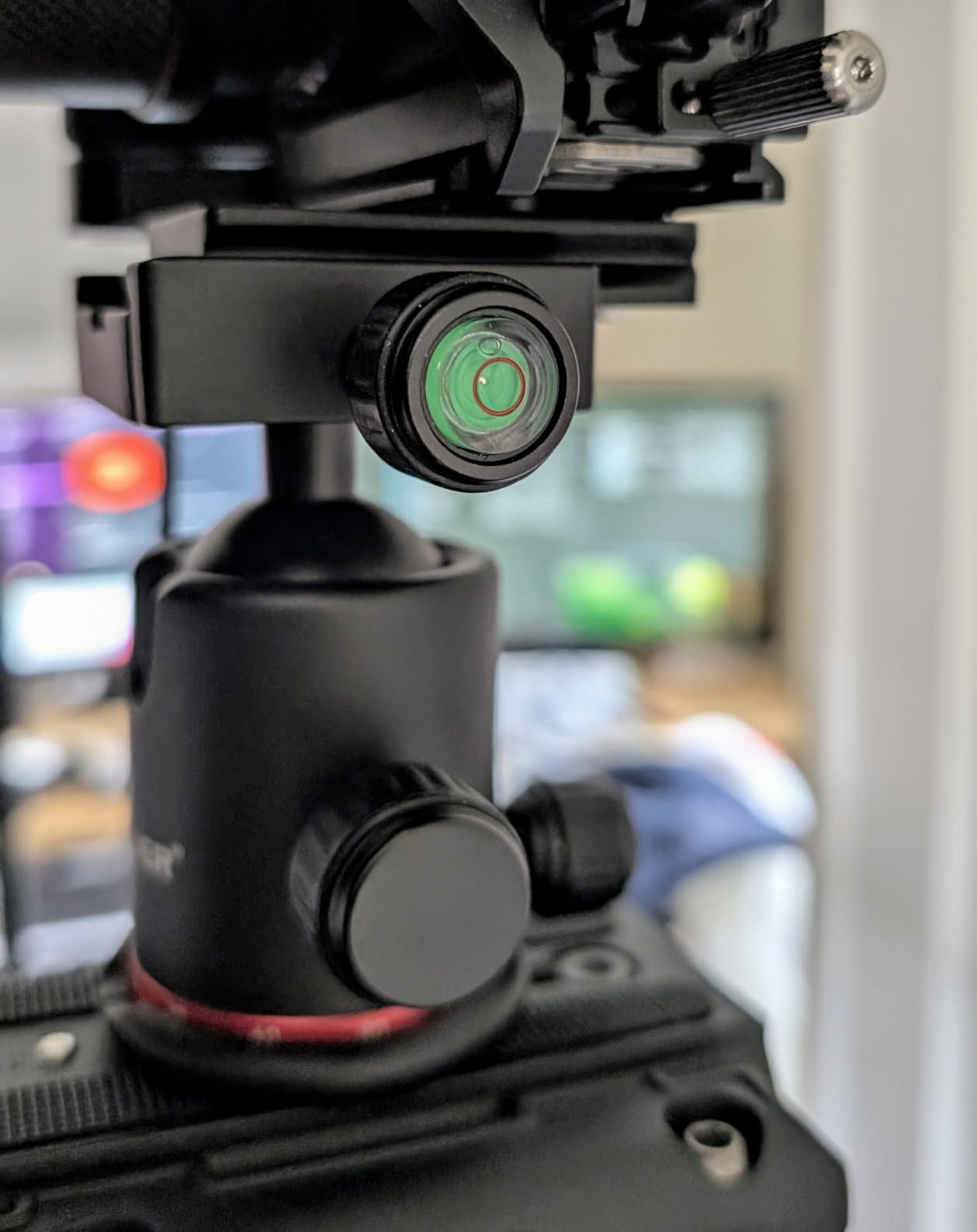 Neewer Professional Metal 360 Degree Rotating Panoramic Ball Head with 1/4 inch Quick Release Plate and Bubble Level, up to 17.6pounds/8kilograms, for Tripod, Monopod, Slider, DSLR Camera, Camcorder - Customer Photo 2