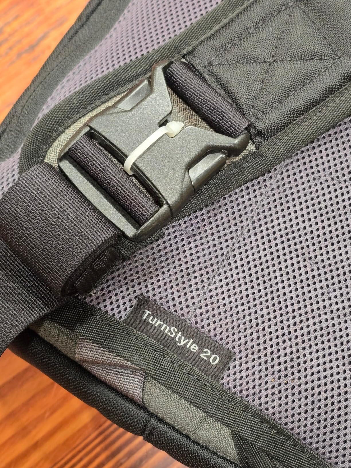 Think Tank TurnStyle 5 V2.0 Sling Camera Bag for DSLR and Mirrorless Camera - Charcoal Customer Review Think Tank TurnStyle 5 V2.0 Sling Camera Bag for DSLR and Mirrorless Camera - Charcoal - Customer Photo 2