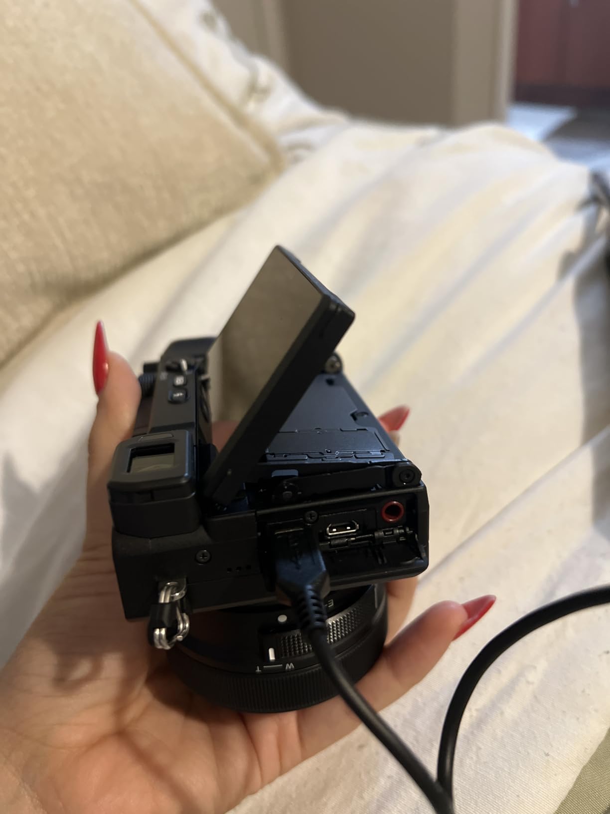 Sony Alpha a6400 Mirrorless Camera: Compact APS-C Interchangeable Lens Digital Camera with Real-Time Eye Auto Focus, 4K Video, Flip Screen & 16-50mm Lens - E Mount Compatible - ILCE-6400L/B, Black Customer Review Sony Alpha a6400 Mirrorless Camera: Compact APS-C Interchangeable Lens Digital Camera with Real-Time Eye Auto Focus, 4K Video, Flip Screen & 16-50mm Lens - E Mount Compatible - ILCE-6400L/B, Black - Customer Photo 1