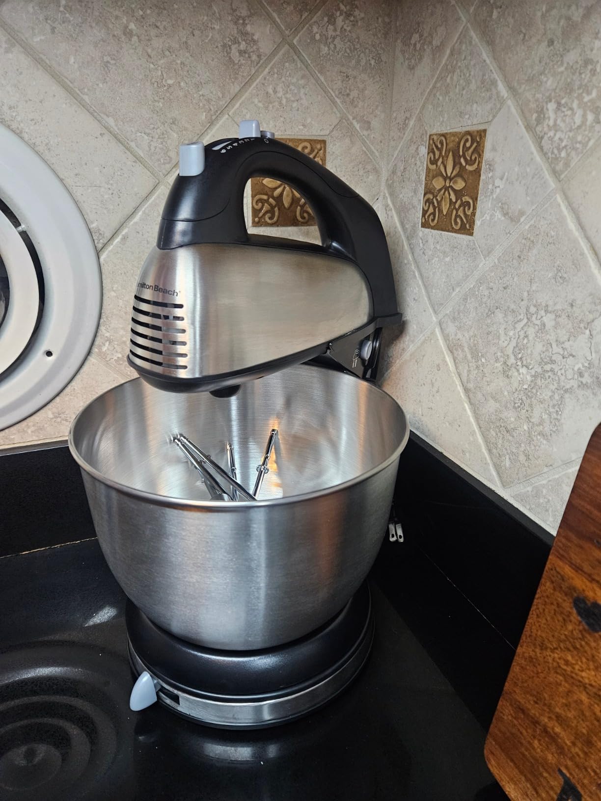 Hamilton Beach Classic Stand and Hand Mixer, 4 Quarts, 6 Speeds with QuickBurst, Bowl Rest, 290 Watts Peak Power, Black and Stainless Customer Review Hamilton Beach Classic Stand and Hand Mixer, 4 Quarts, 6 Speeds with QuickBurst, Bowl Rest, 290 Watts Peak Power, Black and Stainless - Customer Photo 2