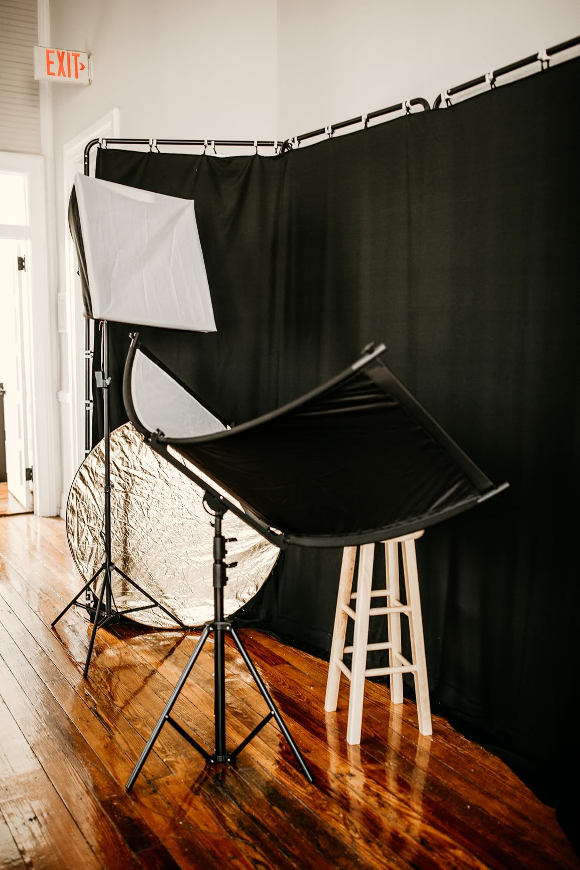 LimoStudio 32 inch [5 Color in 1] Round Photo Lighting Reflector, Pop Up Disc Reflector Kit, White/Black/Silver/Gold/Translucent, with Studio Light Stand, Super Clamp Mount Bracket, AGG2914 - Customer Photo 1