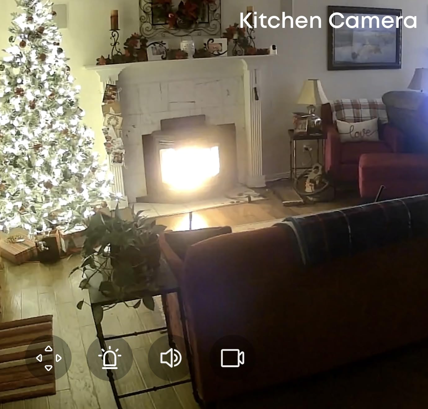 Indoor Cam E220, Camera for home Security, Pan & Tilt, Dog/Pet Camera, 2K Wi-Fi Plug-in, Motion Tracking, Motion Only Alerts, Night Vision, HomeBase 3 Compatible, Voice Assistant Support customer photo 1