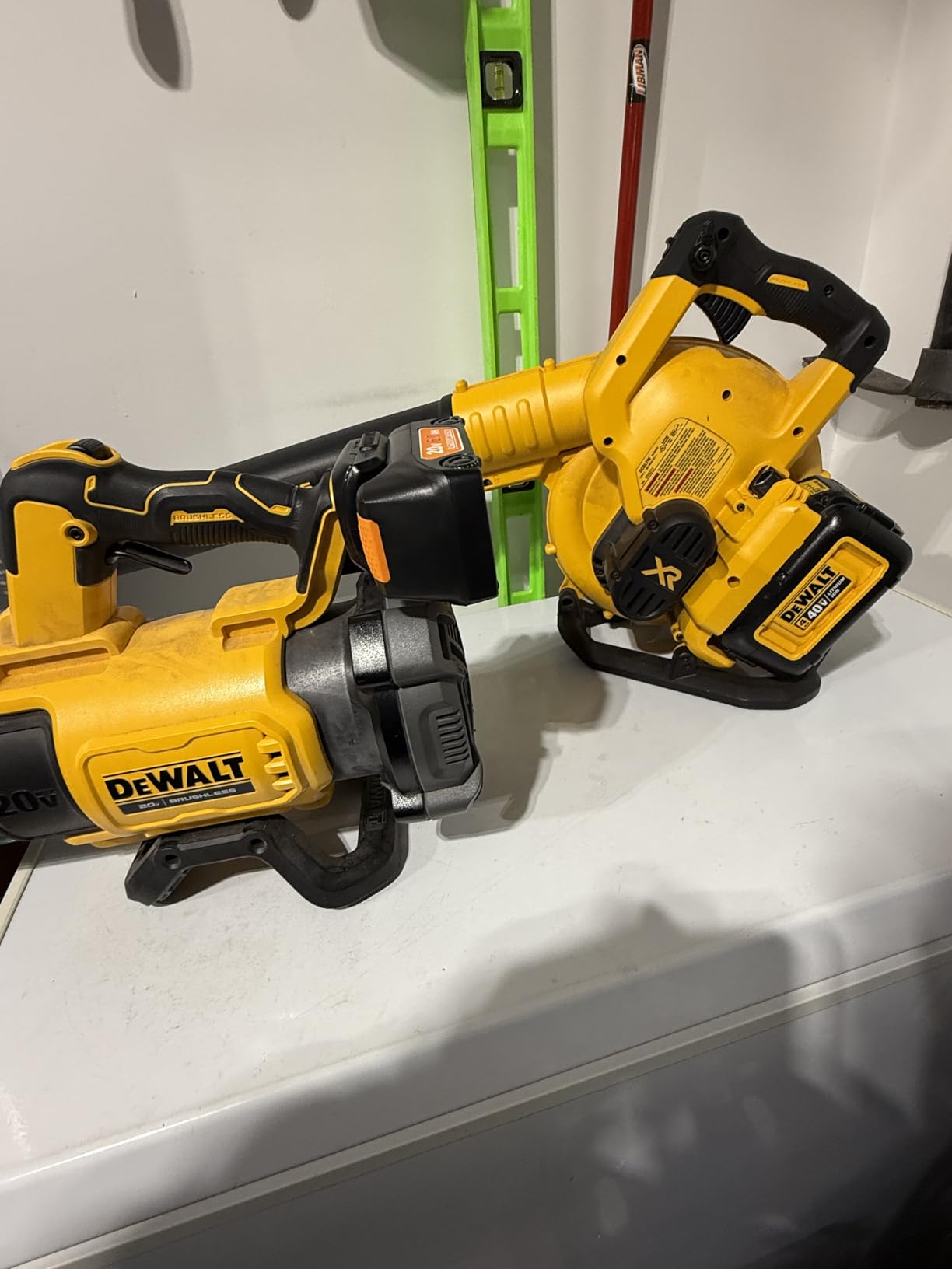 DEWALT 20V MAX* XR Leaf Blower, Cordless, Handheld, 125-MPH, 450-CFM (Tool Only-Battery & Charger not Included) (DCBL722B) - Customer Photo 1