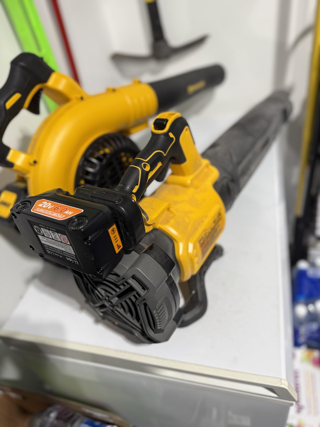 DEWALT 20V MAX* XR Leaf Blower, Cordless, Handheld, 125-MPH, 450-CFM (Tool Only-Battery & Charger not Included) (DCBL722B) - Customer Photo 2