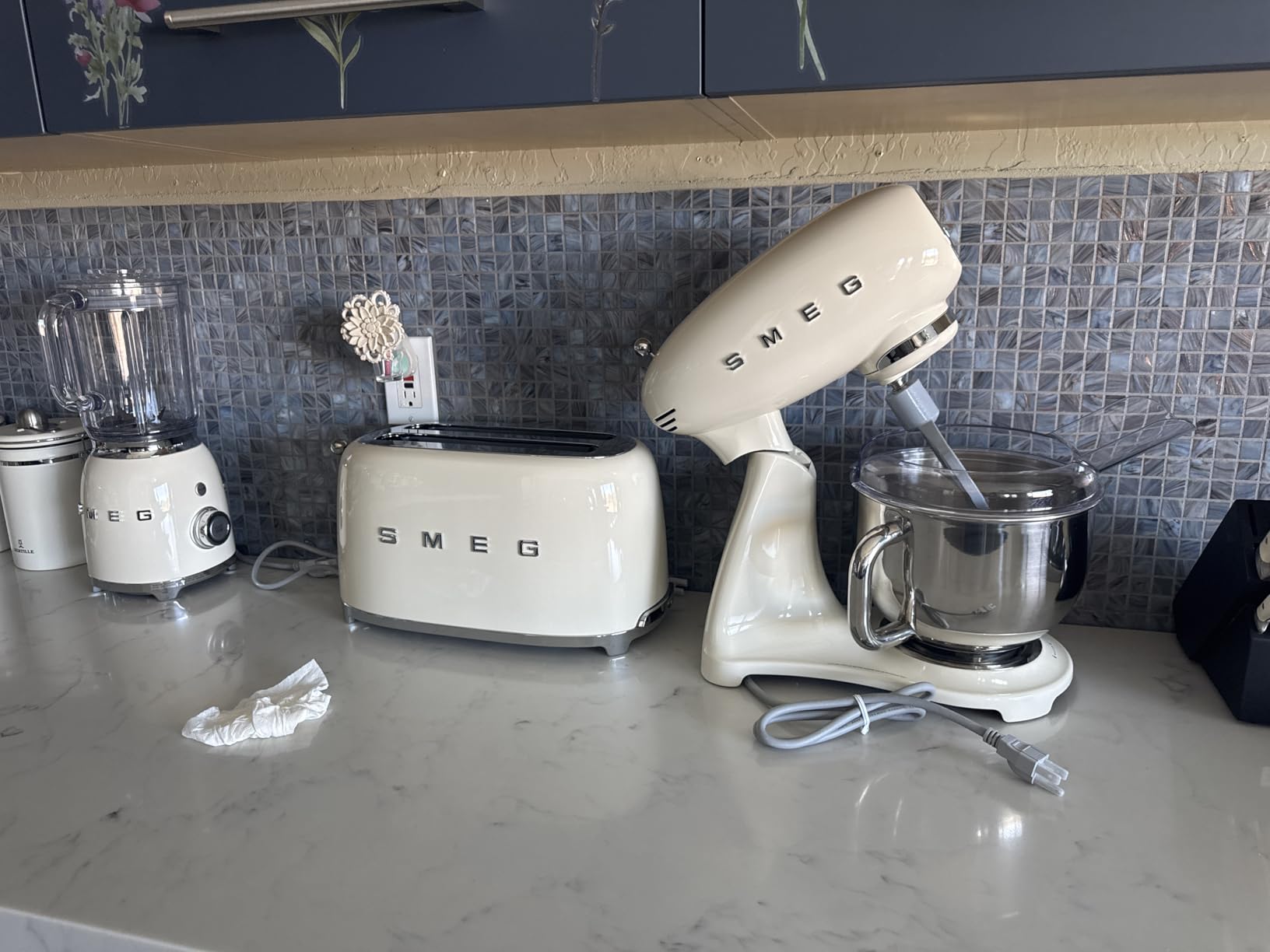 SMEG SMF03 Stand Mixer – 5 Qt Tilt-Head Mixer with Stainless Steel Bowl, 10 Speeds, Retro 50s Vintage Style – Black Customer Review SMEG SMF03 Stand Mixer – 5 Qt Tilt-Head Mixer with Stainless Steel Bowl, 10 Speeds, Retro 50s Vintage Style – Black - Customer Photo 1