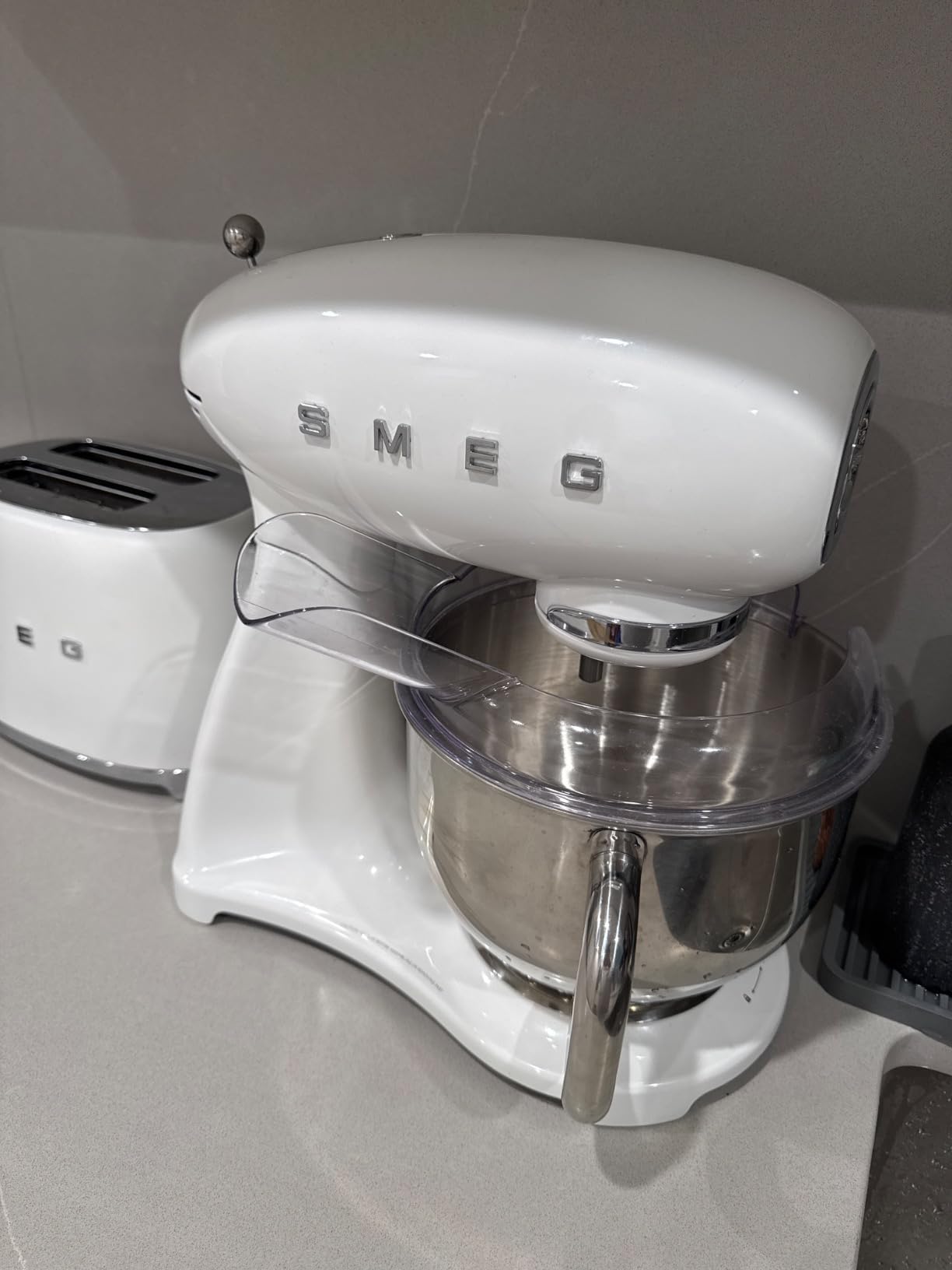 SMEG SMF03 Stand Mixer – 5 Qt Tilt-Head Mixer with Stainless Steel Bowl, 10 Speeds, Retro 50s Vintage Style – Black Customer Review SMEG SMF03 Stand Mixer – 5 Qt Tilt-Head Mixer with Stainless Steel Bowl, 10 Speeds, Retro 50s Vintage Style – Black - Customer Photo 2