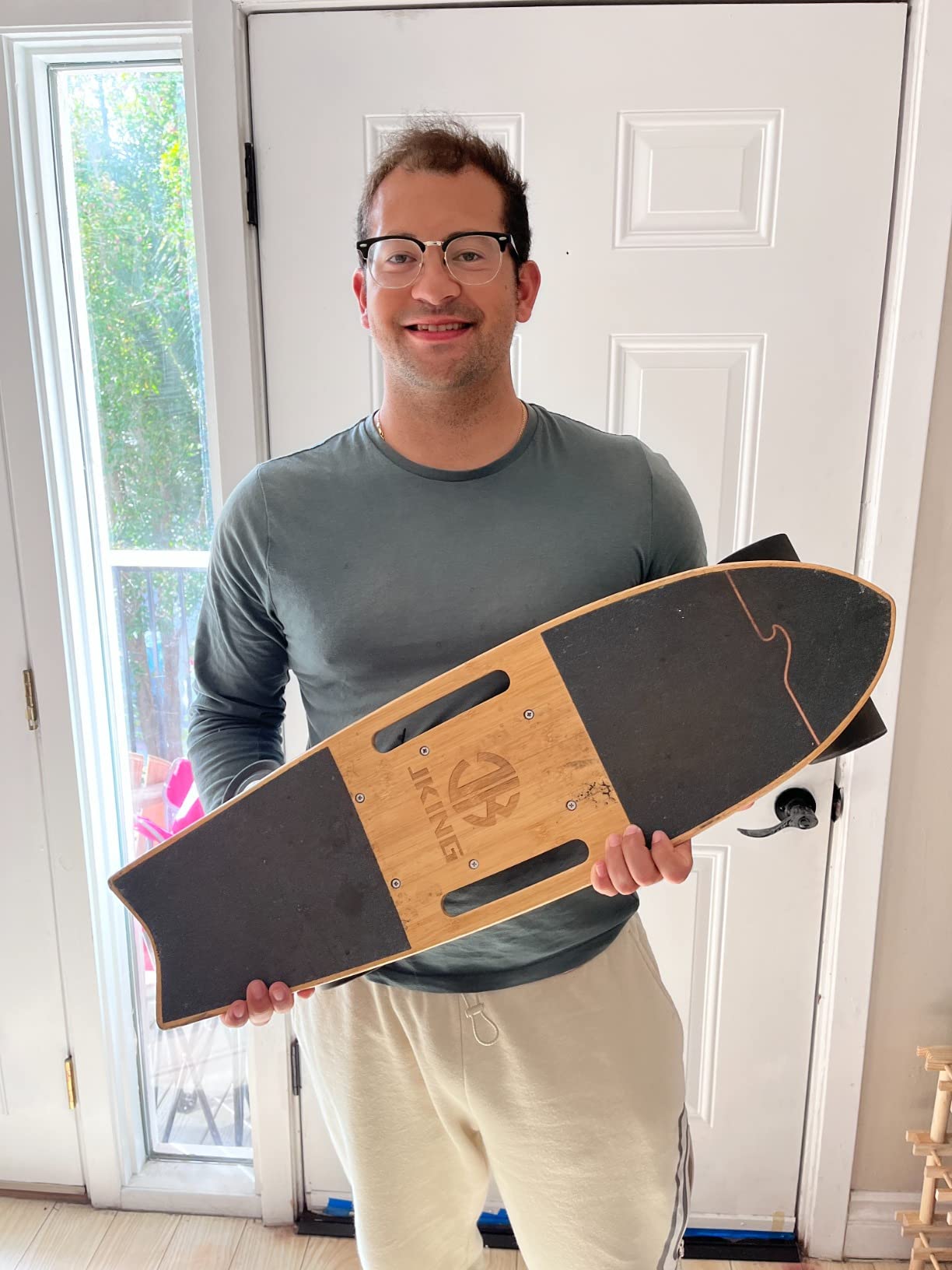 Jking Electric Skateboard Electric Longboard with Remote Control Electric Skateboard,700W Hub-Motor,16.7 MPH Top Speed,8.2 Miles Range,3 Speeds Adjustment Customer Review Jking Electric Skateboard Electric Longboard with Remote Control Electric Skateboard,700W Hub-Motor,16.7 MPH Top Speed,8.2 Miles Range,3 Speeds Adjustment - Customer Photo 2