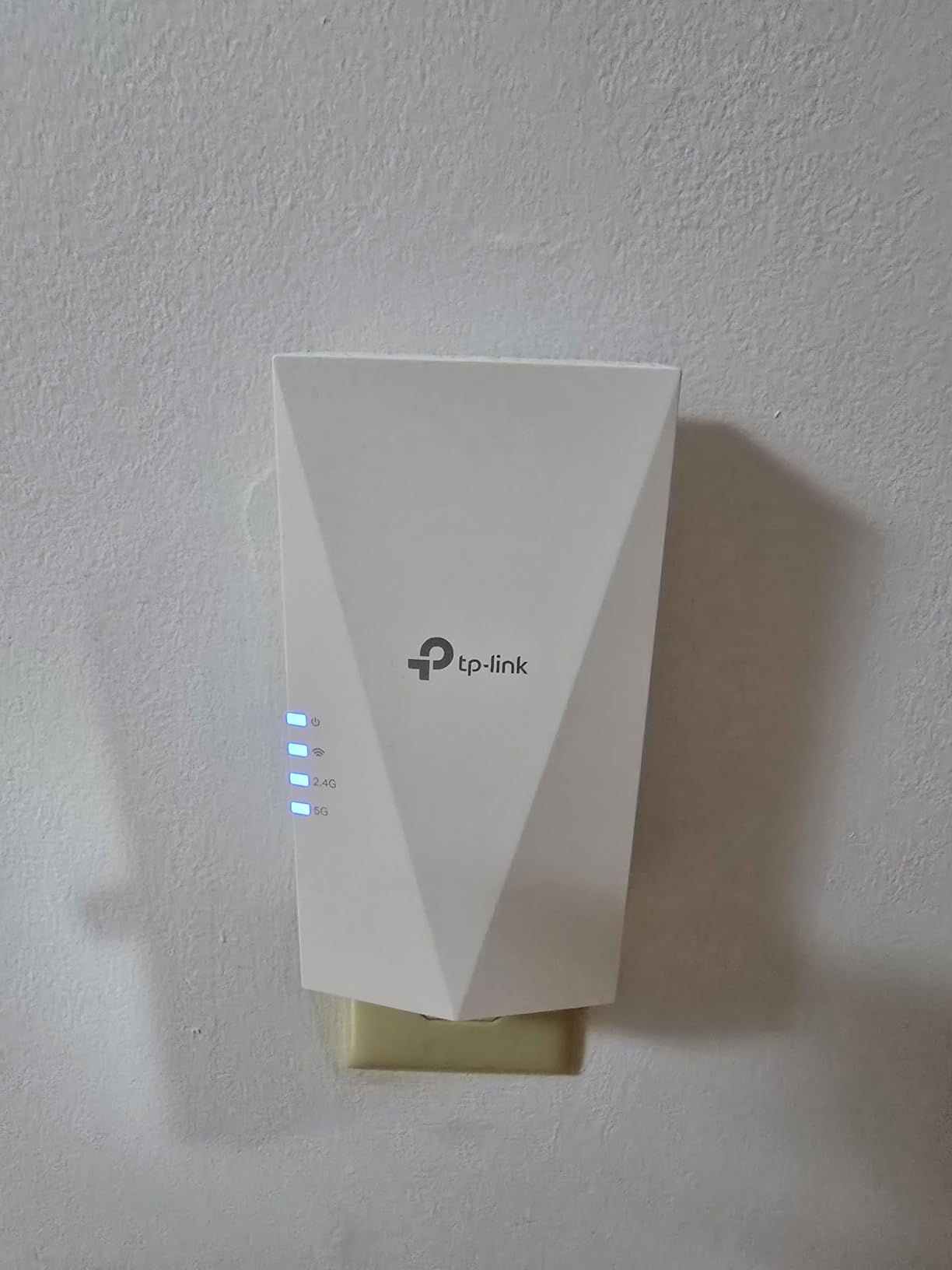 TP-Link AC1900 WiFi Range Extender RE550 | Dual-Band Wireless Repeater Amplifier w/Gigabit Ethernet Port | Up to 2200 Sq. Ft., 32 Devices | Internet Signal Booster | APP Setup | EasyMesh Compatible customer photo 2