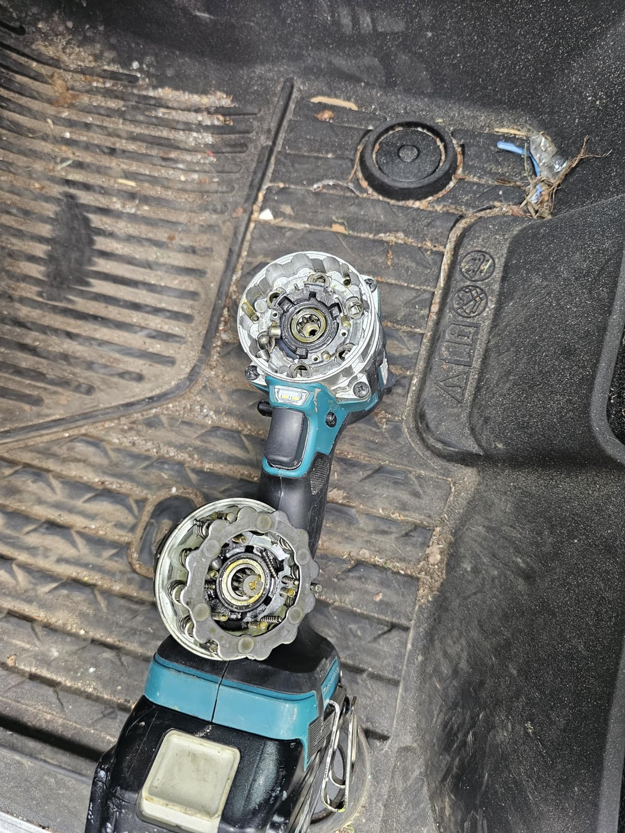 Makita XT288T 18V LXT Lithium-Ion Brushless Cordless 2-Pc. Combo Kit (5.0Ah) - Customer Photo 1