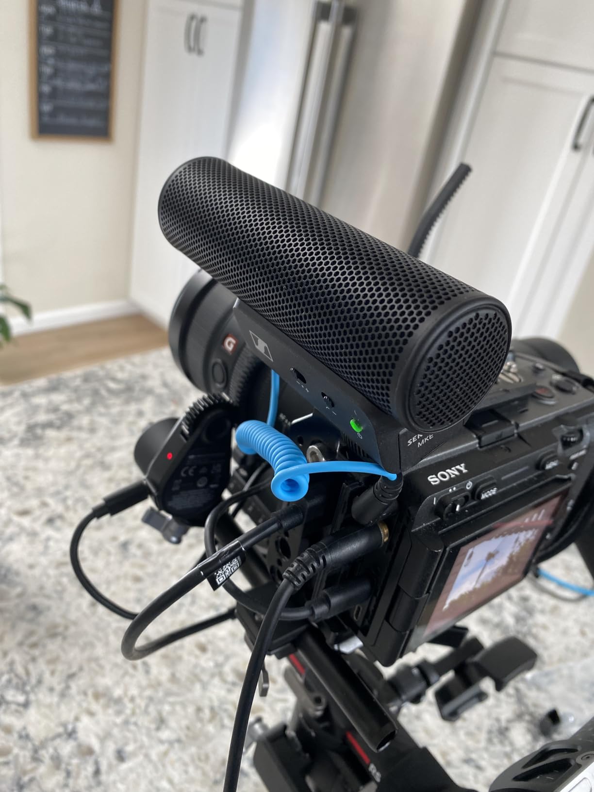 SENNHEISER Professional MKE 400 Directional On-Camera Shotgun Microphone with 3.5mm TRS and TRRS Connectors for DSLR, Mirrorless & Mobile , Connects with Auxiliary Customer Review SENNHEISER Professional MKE 400 Directional On-Camera Shotgun Microphone with 3.5mm TRS and TRRS Connectors for DSLR, Mirrorless & Mobile , Connects with Auxiliary - Customer Photo 1
