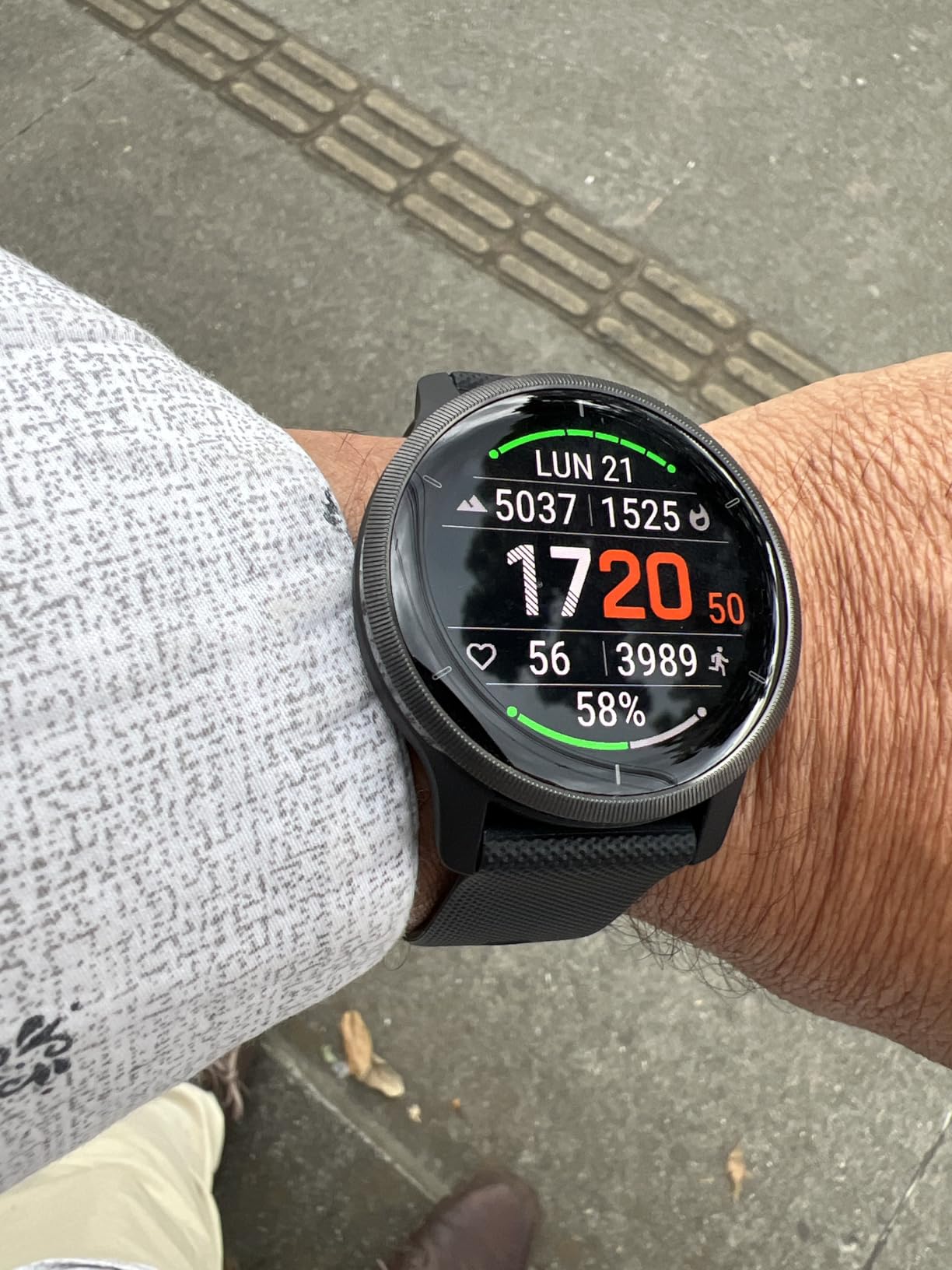 Garmin Venu 2, GPS Smartwatch with Advanced Health Monitoring and Fitness Features, Slate Bezel with Black Case and Silicone Band customer photo 2
