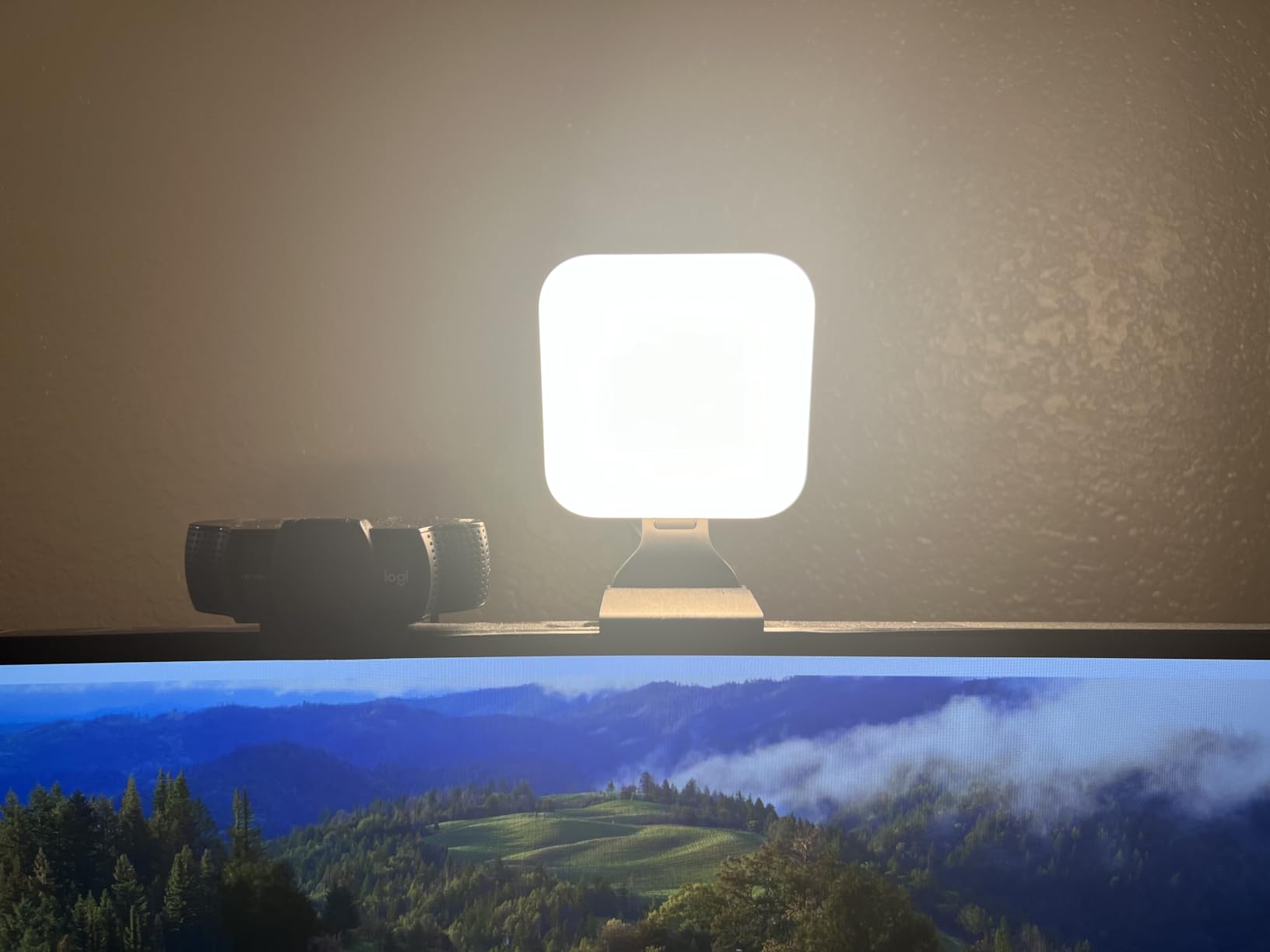 Logitech for Creators Litra Glow Premium LED Streaming Light with TrueSoft, Adjustable Mount, USB Connectivity, Video Lighting for Recording Streams, PC/Mac - Graphite Customer Review Logitech for Creators Litra Glow Premium LED Streaming Light with TrueSoft, Adjustable Mount, USB Connectivity, Video Lighting for Recording Streams, PC/Mac - Graphite - Customer Photo 1