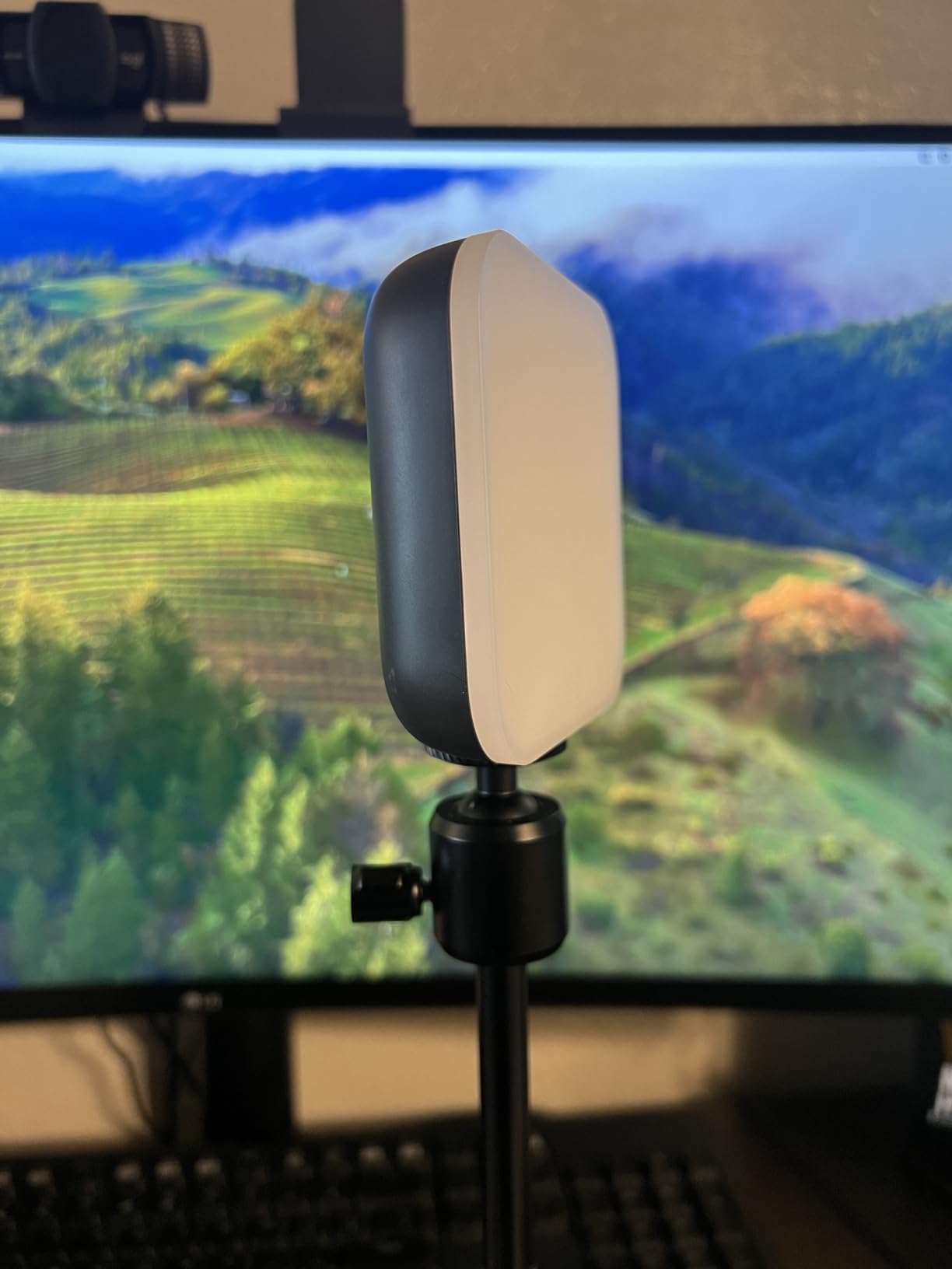 Logitech for Creators Litra Glow Premium LED Streaming Light with TrueSoft, Adjustable Mount, USB Connectivity, Video Lighting for Recording Streams, PC/Mac - Graphite Customer Review Logitech for Creators Litra Glow Premium LED Streaming Light with TrueSoft, Adjustable Mount, USB Connectivity, Video Lighting for Recording Streams, PC/Mac - Graphite - Customer Photo 2