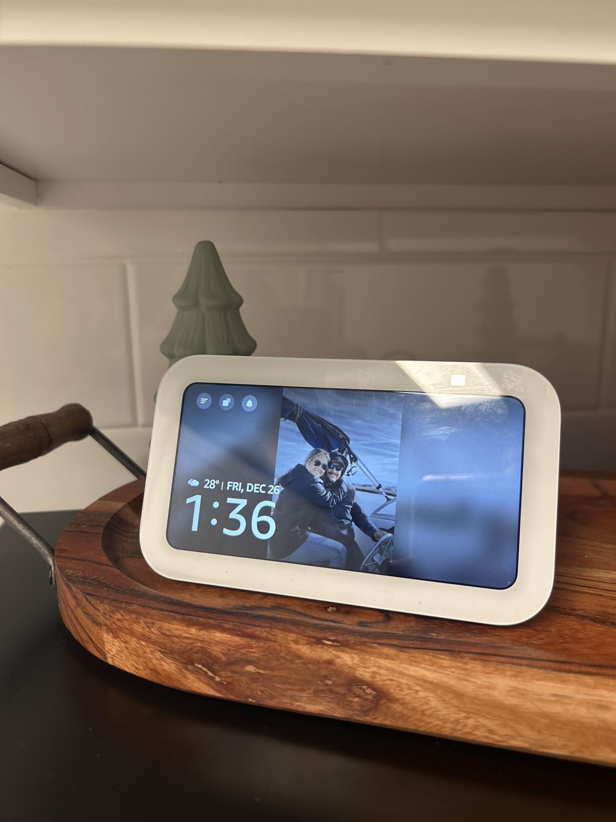 Amazon Echo Show 5 (newest model), Smart display with Alexa+ Early Access, 2x the bass and clearer sound, Charcoal - Customer Photo 5