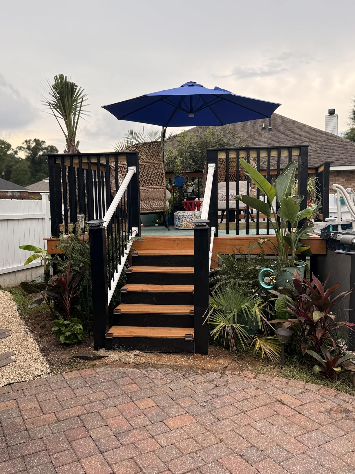Best Choice Products 10ft Solar LED Cantilever Patio Umbrella, 360-Degree Rotation Hanging Offset Market Outdoor Sun Shade for Backyard, Deck, Poolside w/Lights, Easy Tilt, Cross Base Customer Review Best Choice Products 10ft Solar LED Cantilever Patio Umbrella, 360-Degree Rotation Hanging Offset Market Outdoor Sun Shade for Backyard, Deck, Poolside w/Lights, Easy Tilt, Cross Base - Customer Photo 1