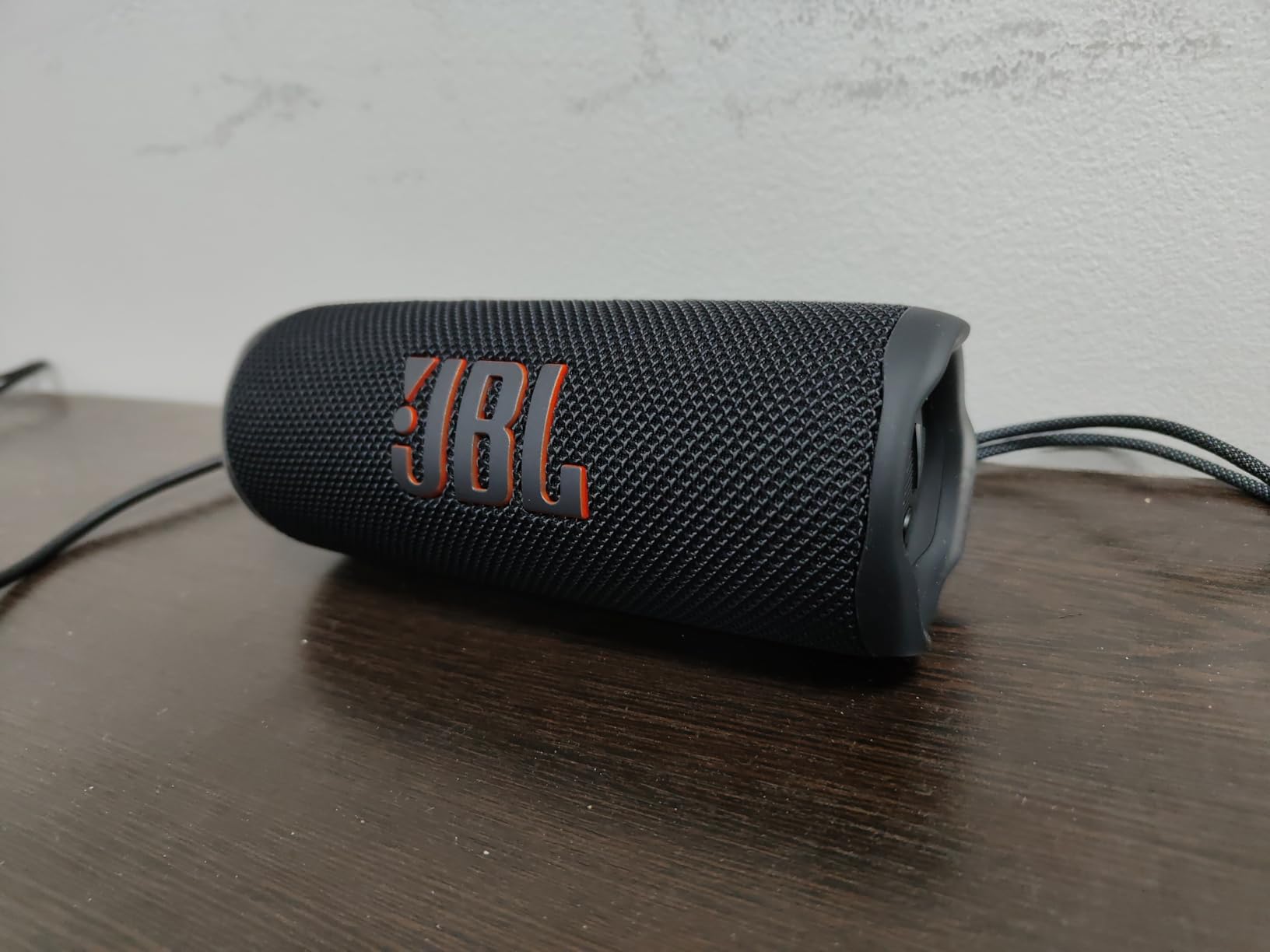 JBL Flip 6 - Portable Bluetooth Speaker, powerful sound and deep bass, IPX7 waterproof, 12 hours of playtime customer photo 1