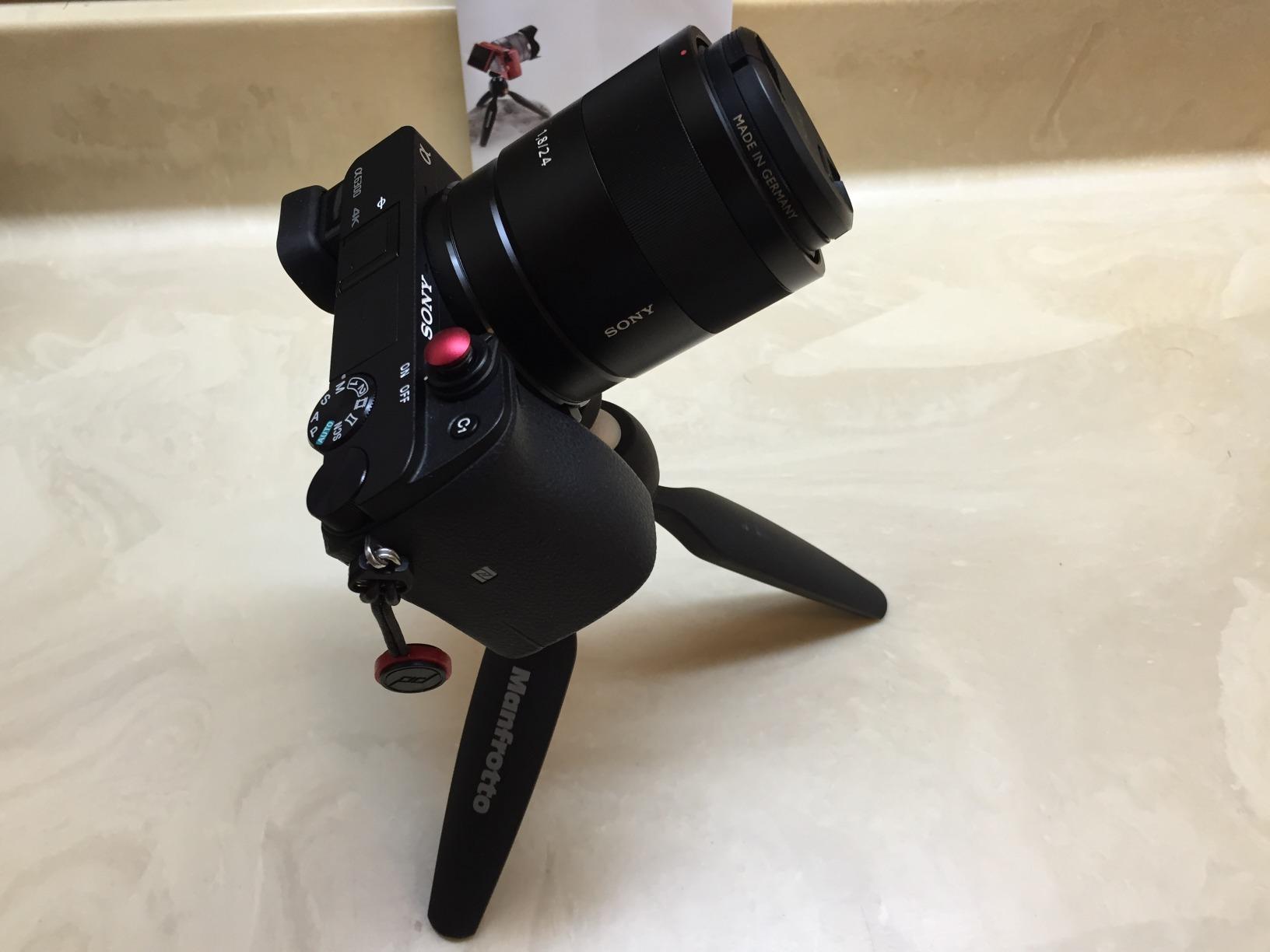 Manfrotto MTPIXIMII-B, PIXI Mini Tripod with Handgrip for Compact System Cameras, for DSLR, Mirrorless, Video, Made in Italy, Technopolymer and Aluminum, Black - Customer Photo 1