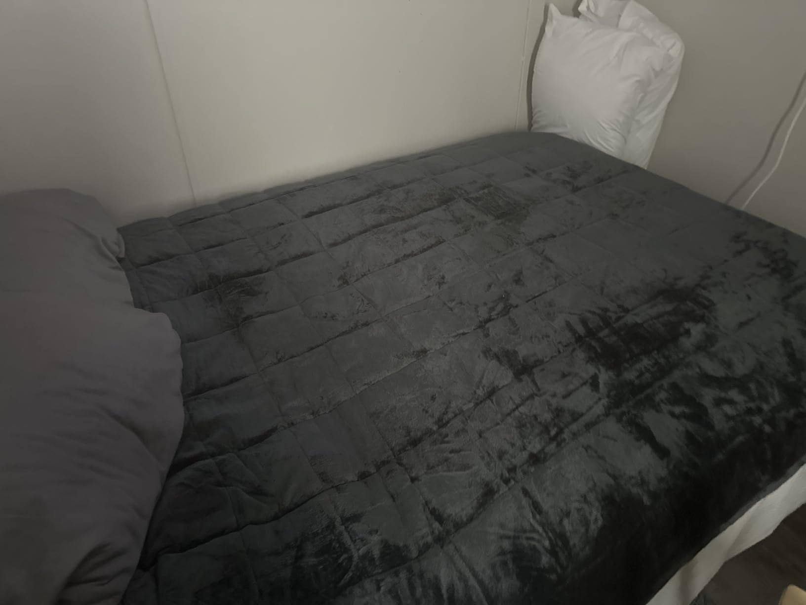 Alomidds Weighted Blanket Queen Size 15lbs 60x80 inches,Soft Plush Fleece Throw Weighted Blankets with Cozy Warm Sherpa,Ultra Fuzzy Heavy Blanket Microfiberfor Sofa Bed, Dark Grey Customer Review Alomidds Weighted Blanket Queen Size 15lbs 60x80 inches,Soft Plush Fleece Throw Weighted Blankets with Cozy Warm Sherpa,Ultra Fuzzy Heavy Blanket Microfiberfor Sofa Bed, Dark Grey - Customer Photo 1