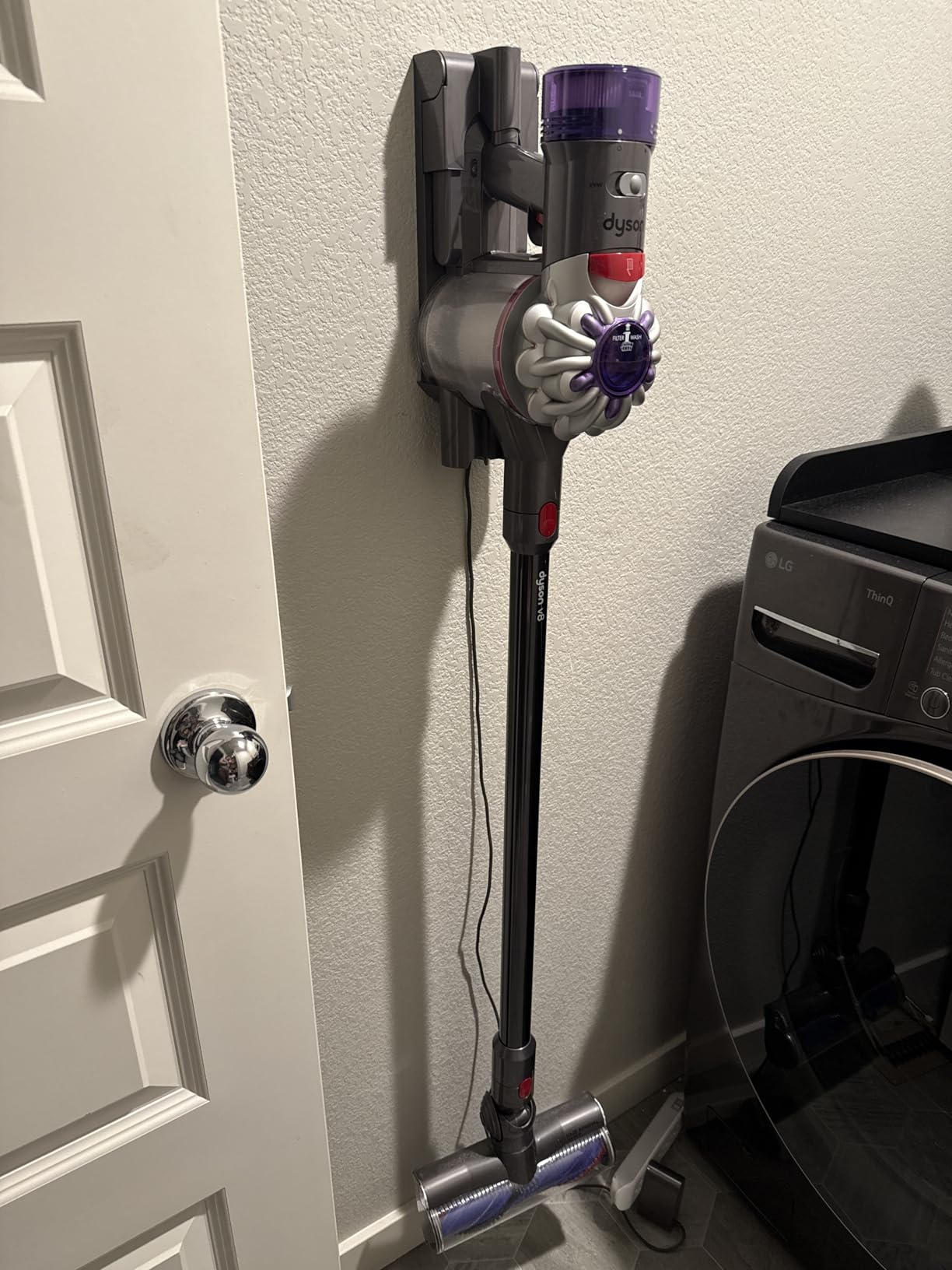 Dyson V8 Cordless Vacuum, Cleans Hard Floors and Carpets, Detangles, Converts to Handheld, 115AW, 2 Power Modes, Up to 40 Minutes Customer Review Dyson V8 Cordless Vacuum, Cleans Hard Floors and Carpets, Detangles, Converts to Handheld, 115AW, 2 Power Modes, Up to 40 Minutes - Customer Photo 1