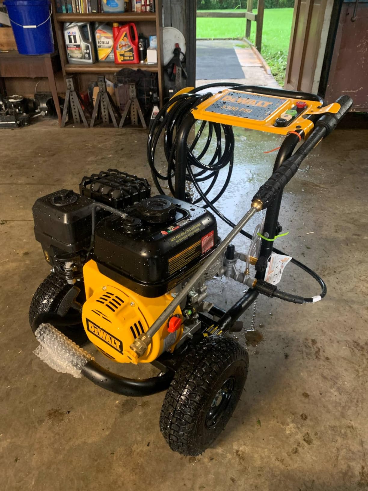 Dewalt 61147S 3300 PSI 2.4 GPM Gas Cold Water Pressure Washer - Customer Photo 2