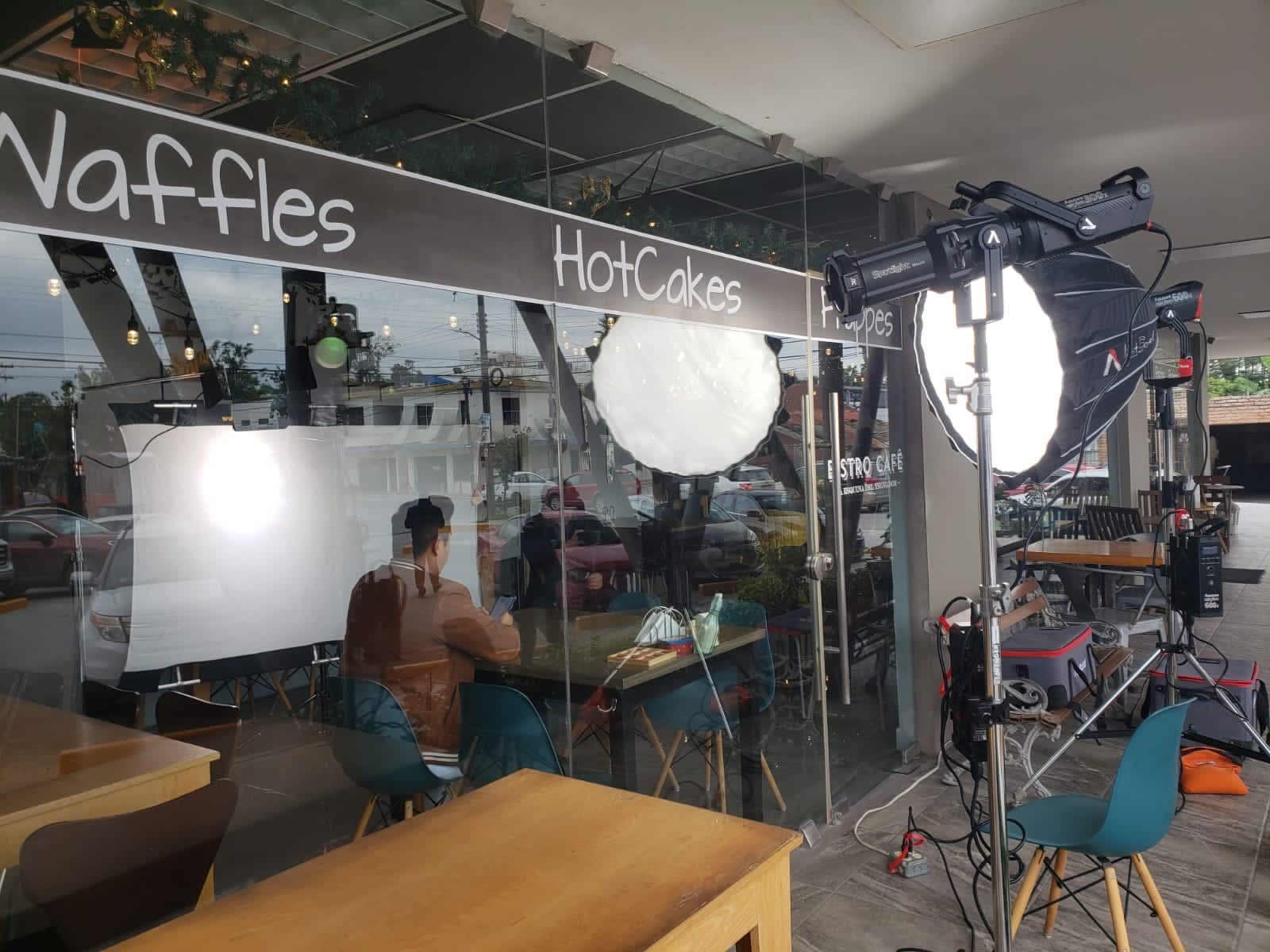 Aputure 600D LED Video Light,600W Daylight 5600K (V-Mount),100,000Lux @1m with Lighting FX,Support App Control for Studio,Video Shooting,Gaming,Broadcasting (LS 600D) Customer Review Aputure 600D LED Video Light,600W Daylight 5600K (V-Mount),100,000Lux @1m with Lighting FX,Support App Control for Studio,Video Shooting,Gaming,Broadcasting (LS 600D) - Customer Photo 1