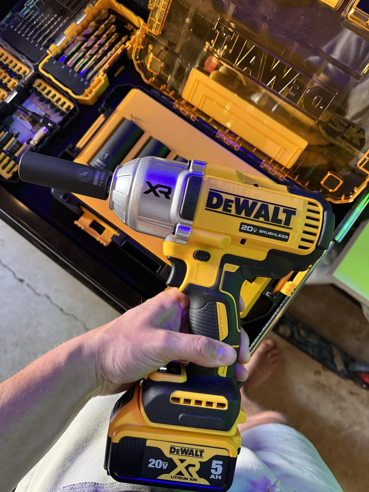 DEWALT 20V MAX Cordless Impact Wrench with Hog Ring Anvil, Brushless High Torque 1/2 Impact Gun, 4-Mode Speed, Includes Battery, Charger and Kit Bag (DCF900P1) Customer Review DEWALT 20V MAX Cordless Impact Wrench with Hog Ring Anvil, Brushless High Torque 1/2 Impact Gun, 4-Mode Speed, Includes Battery, Charger and Kit Bag (DCF900P1) - Customer Photo 1