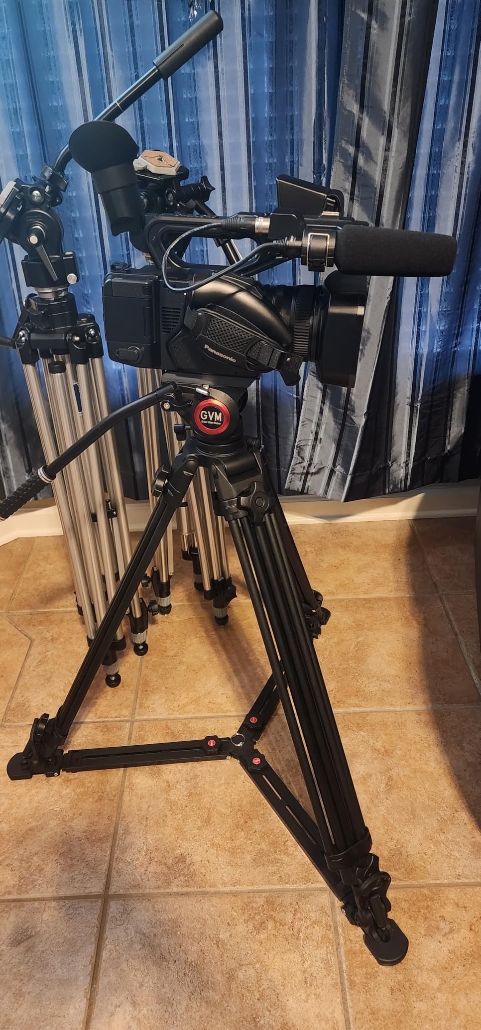 Panasonic Camcorder, Professional Quality 4K 60p, 1.0-inch Sensor, 24.5mm Wide-Angle Lens and Optical 20x Zoom, Great for News, Interviews, and Events - HC-X20 - Customer Photo 1