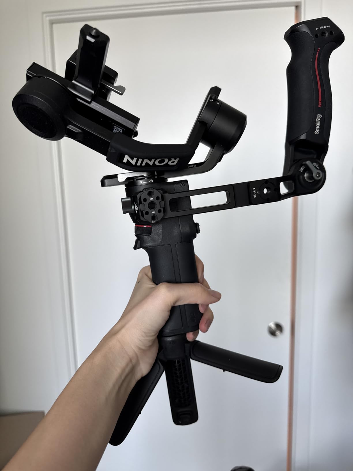 DJI RS 3 Mini, 3-Axis Gimbal Stabilizer for Cameras Canon/Sony/Panasonic/Nikon/Fujifilm, 2 kg (4.4 lbs) Tested Payload, Camera Stabilizer, Camera Gimbal with Native Vertical Shooting - Customer Photo 4