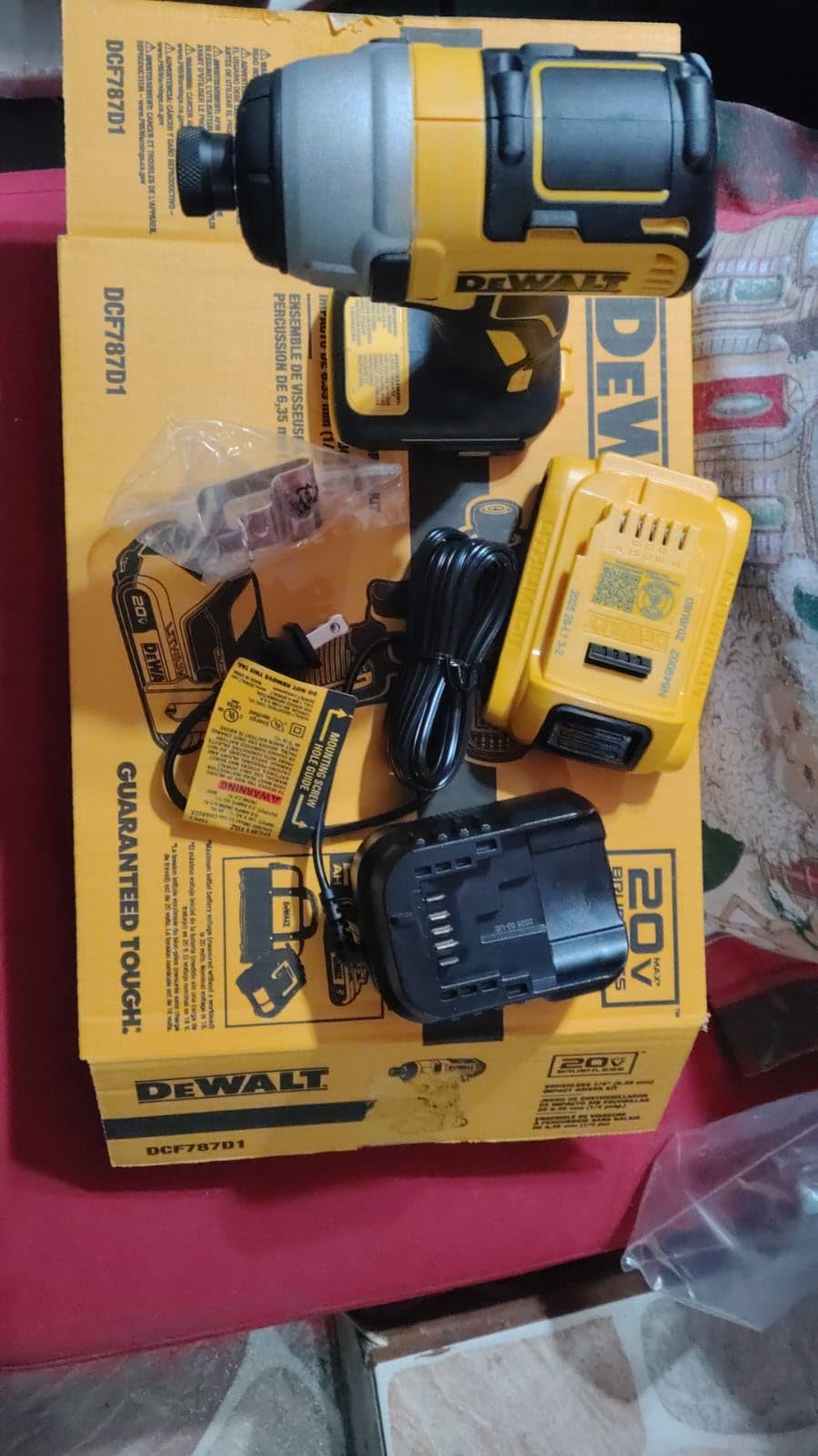 DEWALT 20V MAX Impact Driver, 1/4 Inch, Battery and Charger Included (DCF787D1) - Customer Photo 4