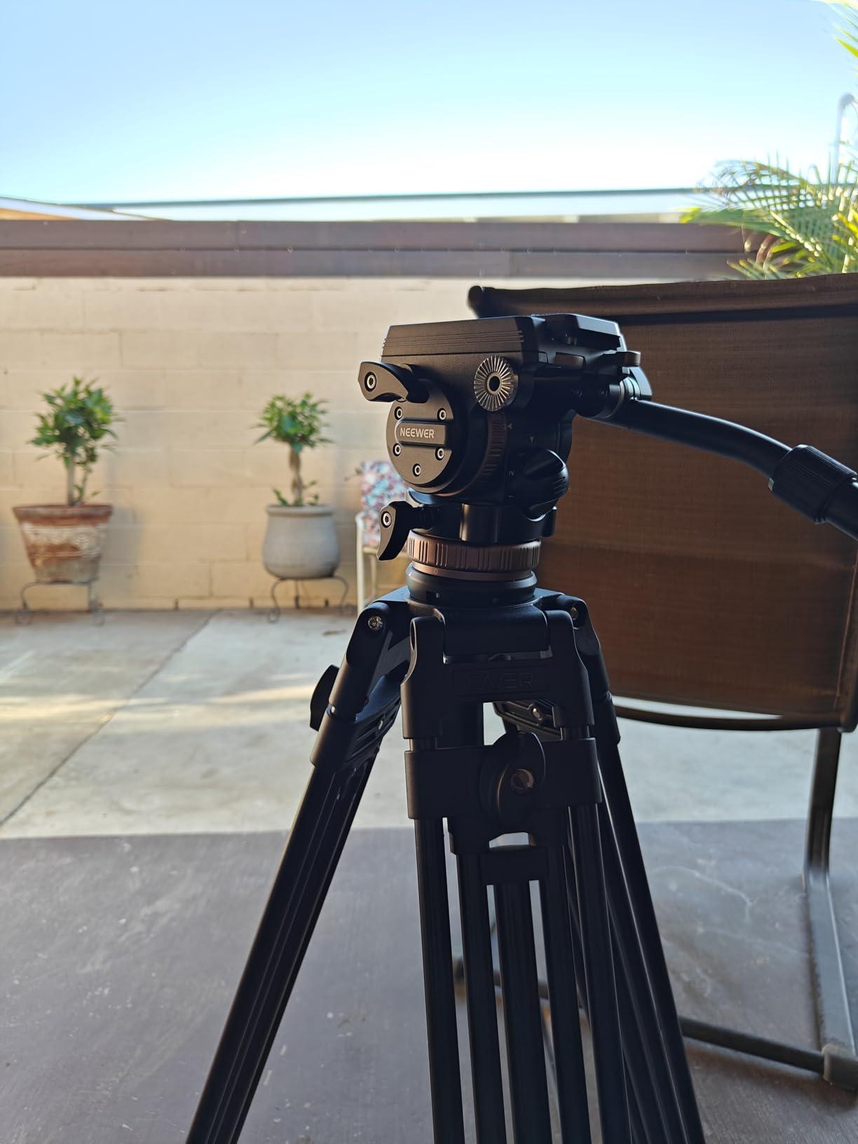 NEEWER Tripod Fluid Head with +/-10° Leveling Base(37mm Dia.), Metal Pan Tilt Head with Arca Type QR Plate, Telescopic Handle for Compact Video Camera DSLR Camera, Max Load 8.8lb/4kg, GM27 - Customer Photo 2