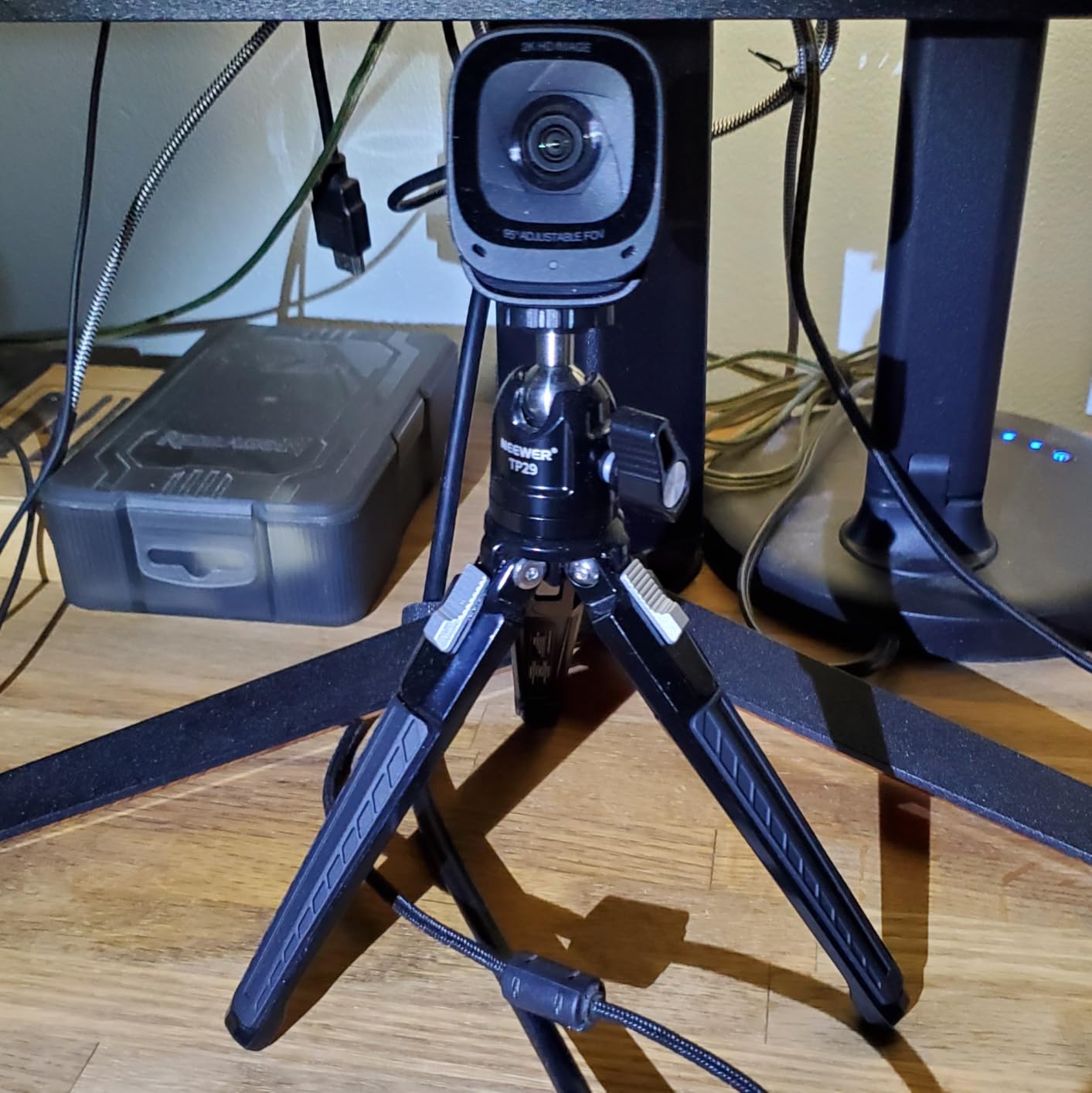 NEEWER Mini Metal Table Tripod with 360 Ball Head, Supports Vertical Recording and Handle, Portable Travel Tripod with 1/4 Inch Screw for Camera Mobile Phone Action Cam, Max. Load 3 kg, TP29 - Customer Photo 2
