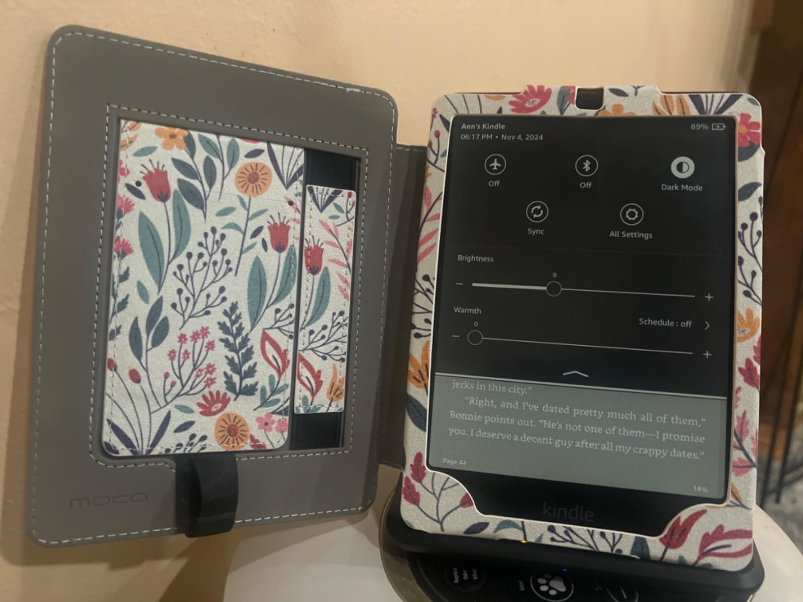 Amazon Kindle Paperwhite Signature Edition 32GB - 20% faster with auto-adjusting front light, wireless charging, and weeks of battery life - Metallic Black - Customer Photo 1