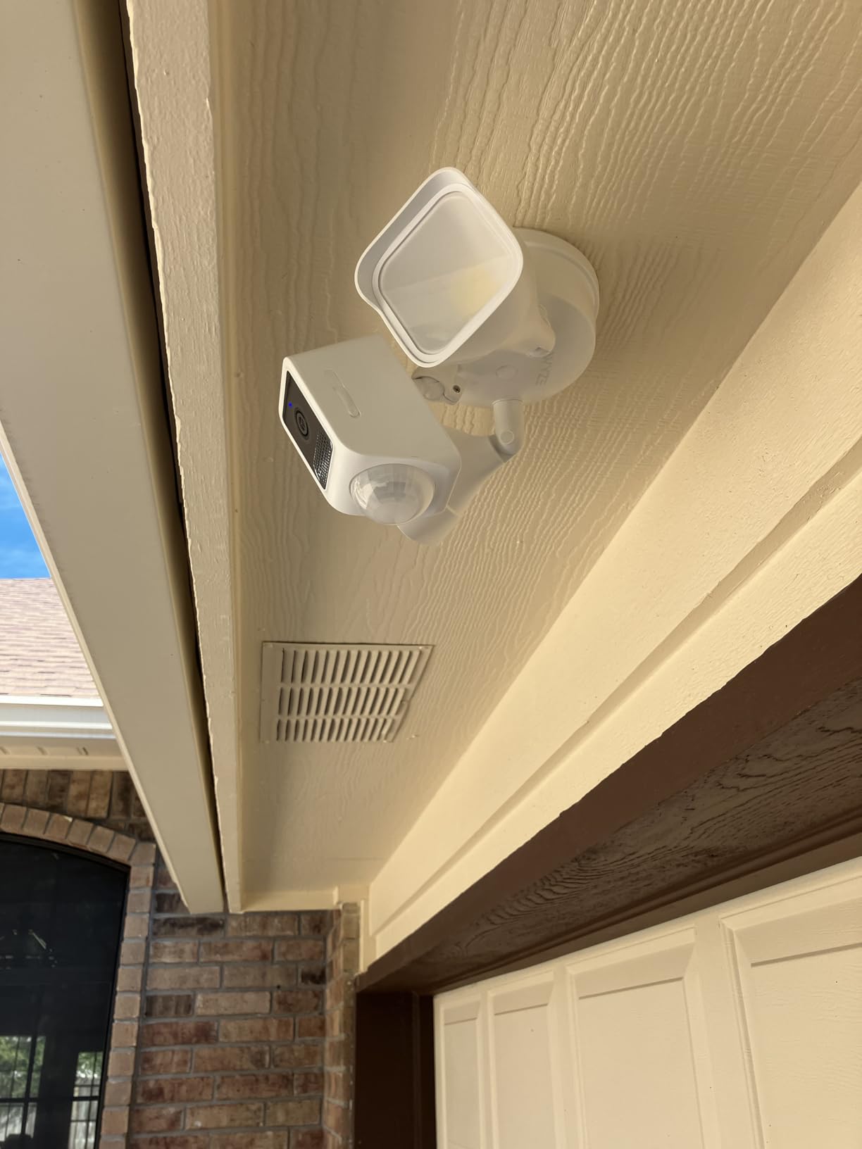 WYZE Floodlight Camera v2, Security Camera Outdoor, 2K HD with Color Night Vision, 2800-Lumen LEDs, 160° Wide View, 105dB Siren, Works with Alexa & Google Assistant, Wired, Free Expert Support customer photo 1