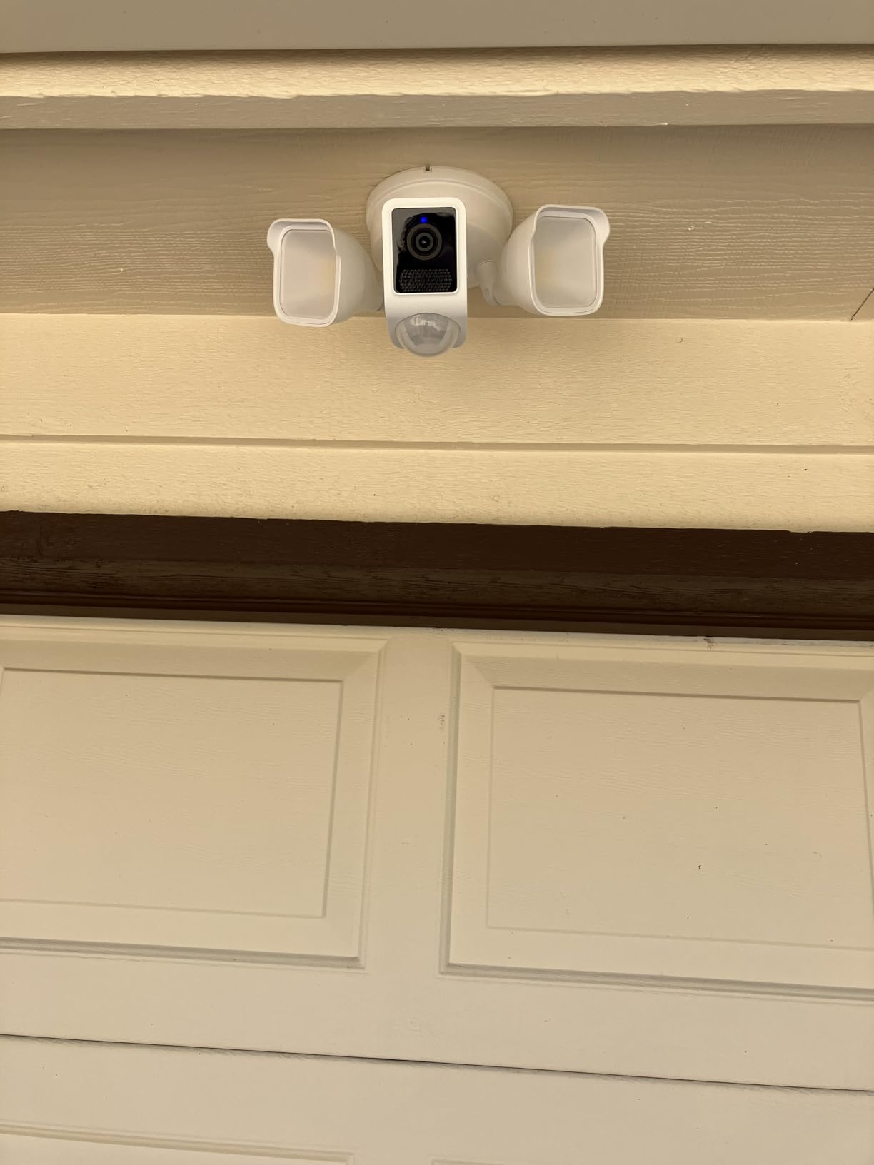 WYZE Floodlight Camera v2, Security Camera Outdoor, 2K HD with Color Night Vision, 2800-Lumen LEDs, 160° Wide View, 105dB Siren, Works with Alexa & Google Assistant, Wired, Free Expert Support customer photo 2