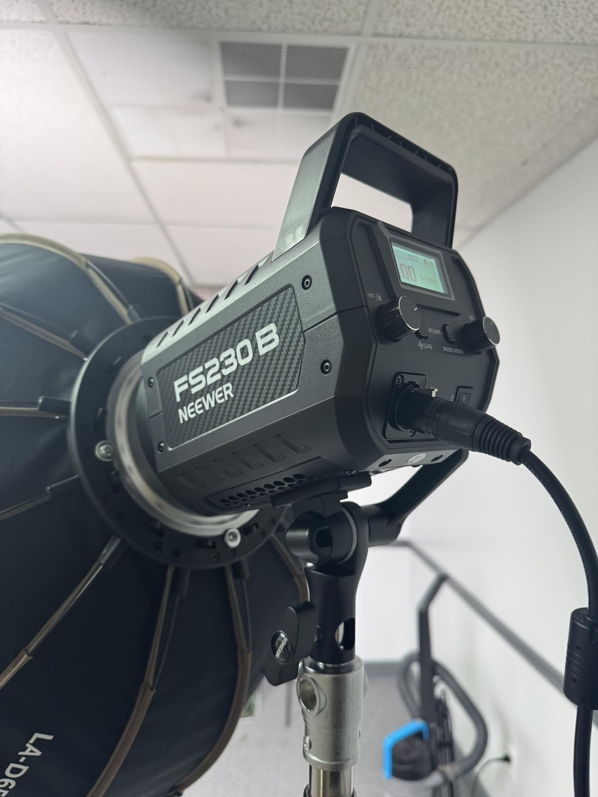NEEWER FS150B LED Video Light 2.4G/APP Control, 130W Bi Color COB Silent Photography Continuous Output Lighting with 4 Types Precise Dimming, 72000lux/1m, 2700K-6500K, CRI 97+, 12 Effects, Bowens Mount - Customer Photo 2