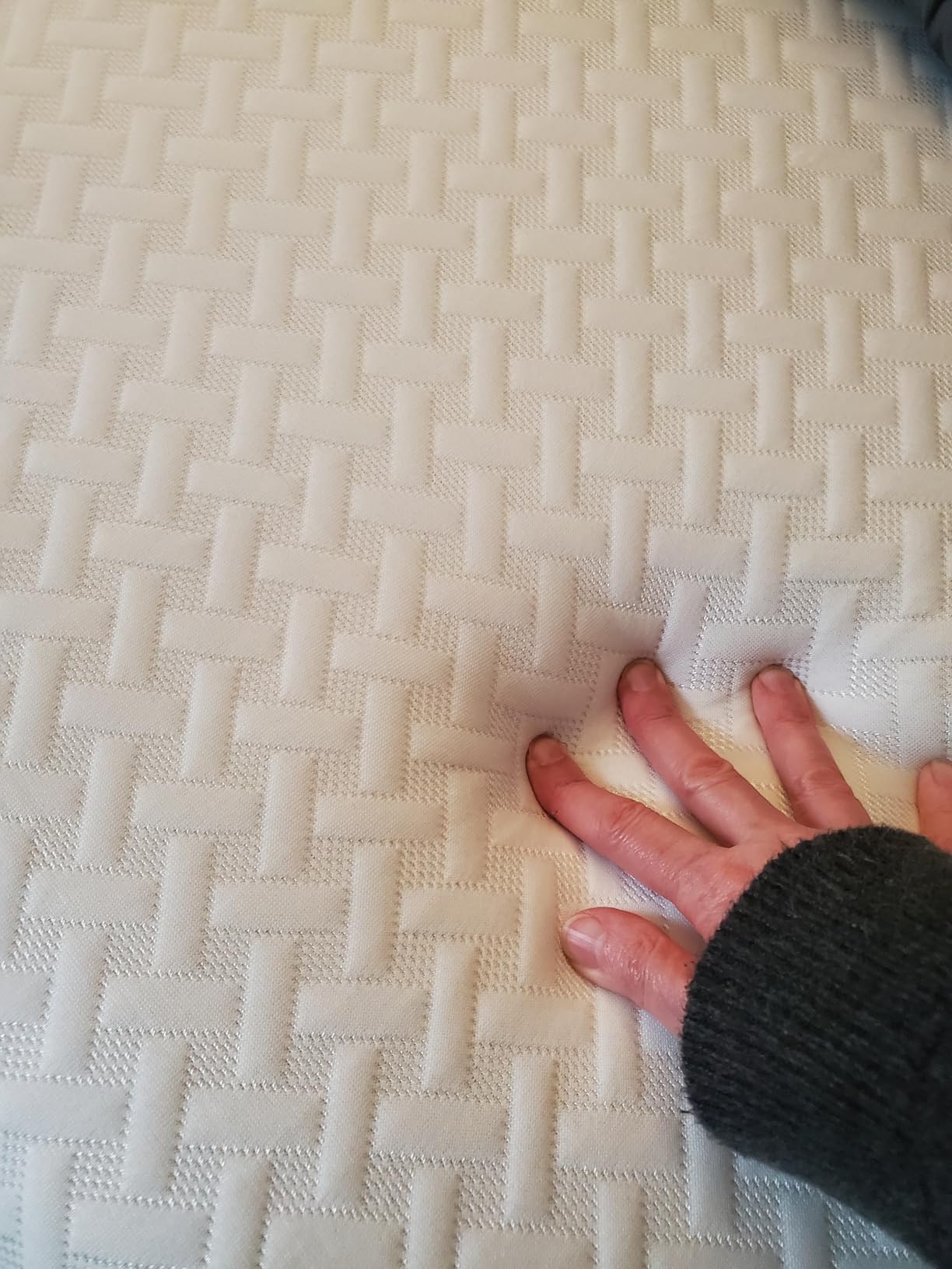 Zinus 12 Inch Queen Cooling Comfort Hybrid Mattress [New Version], Fiberglass Free, Medium Firm Feel, Motion Isolation, Certified Safe Foams & Fabric - Customer Photo 2